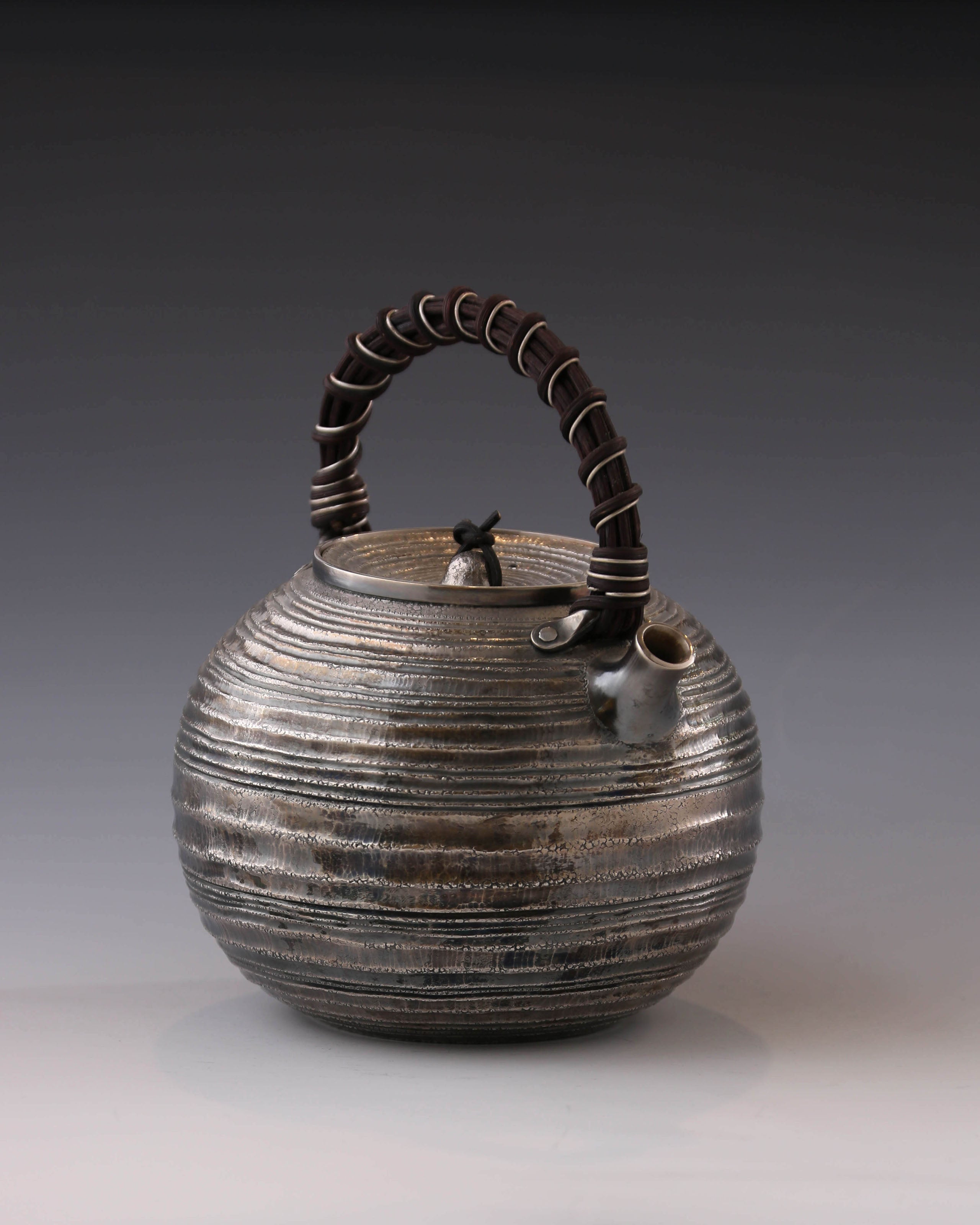 藤把迴旋紋紫皮銀壺