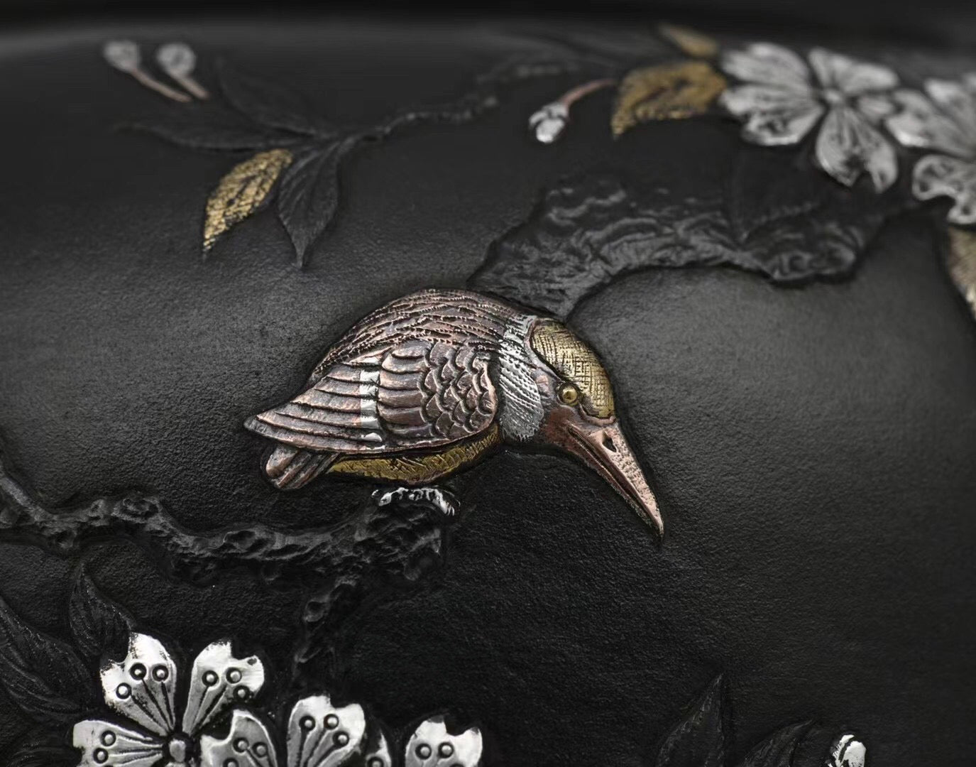 铁包银花鸟金银错壶