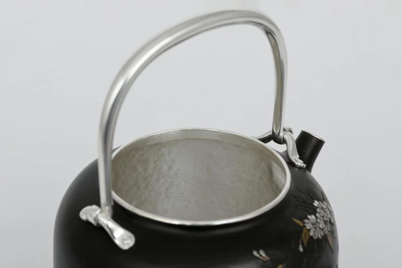 铁包银花鸟金银错壶