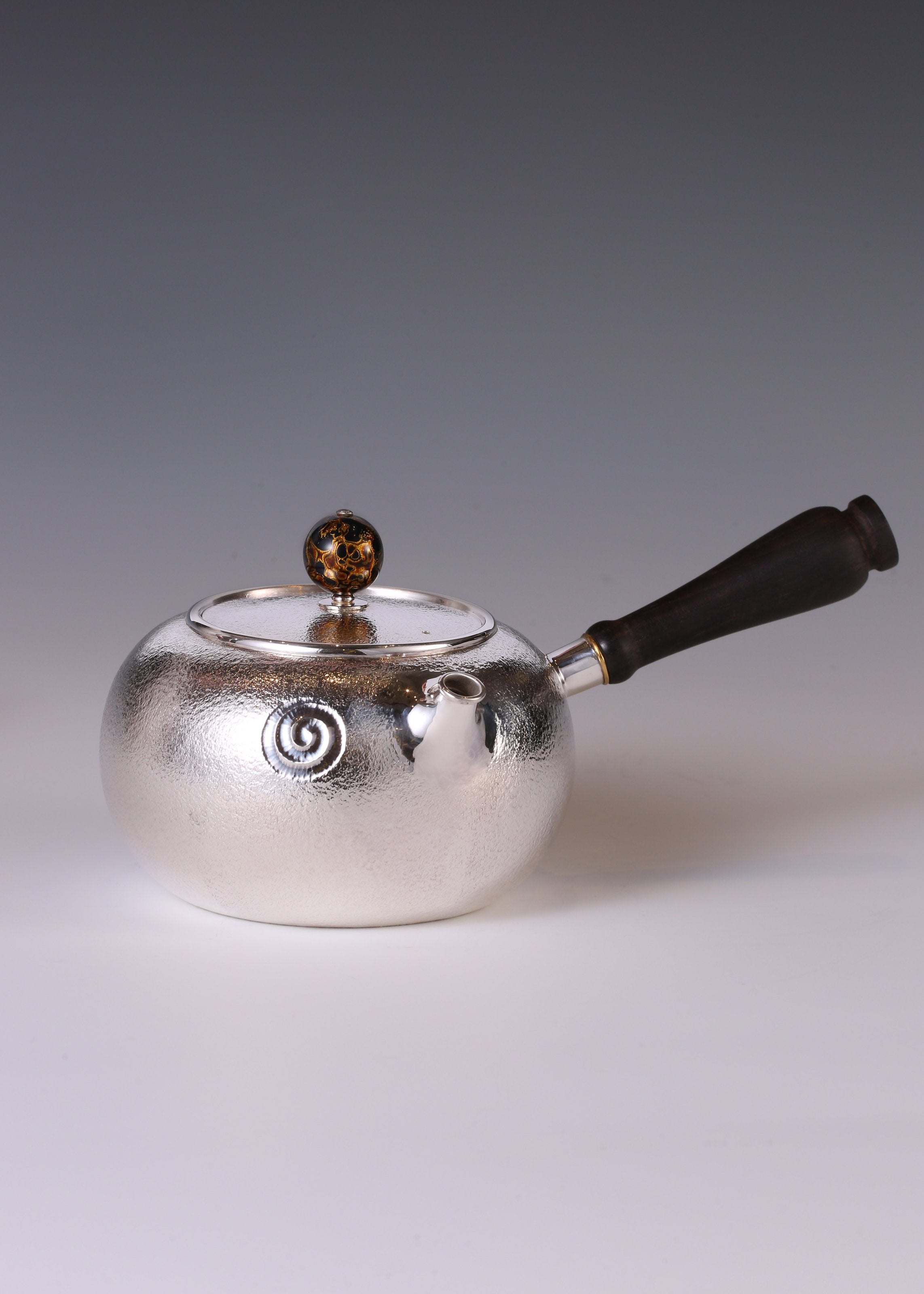 聽聽雪側把銀壺