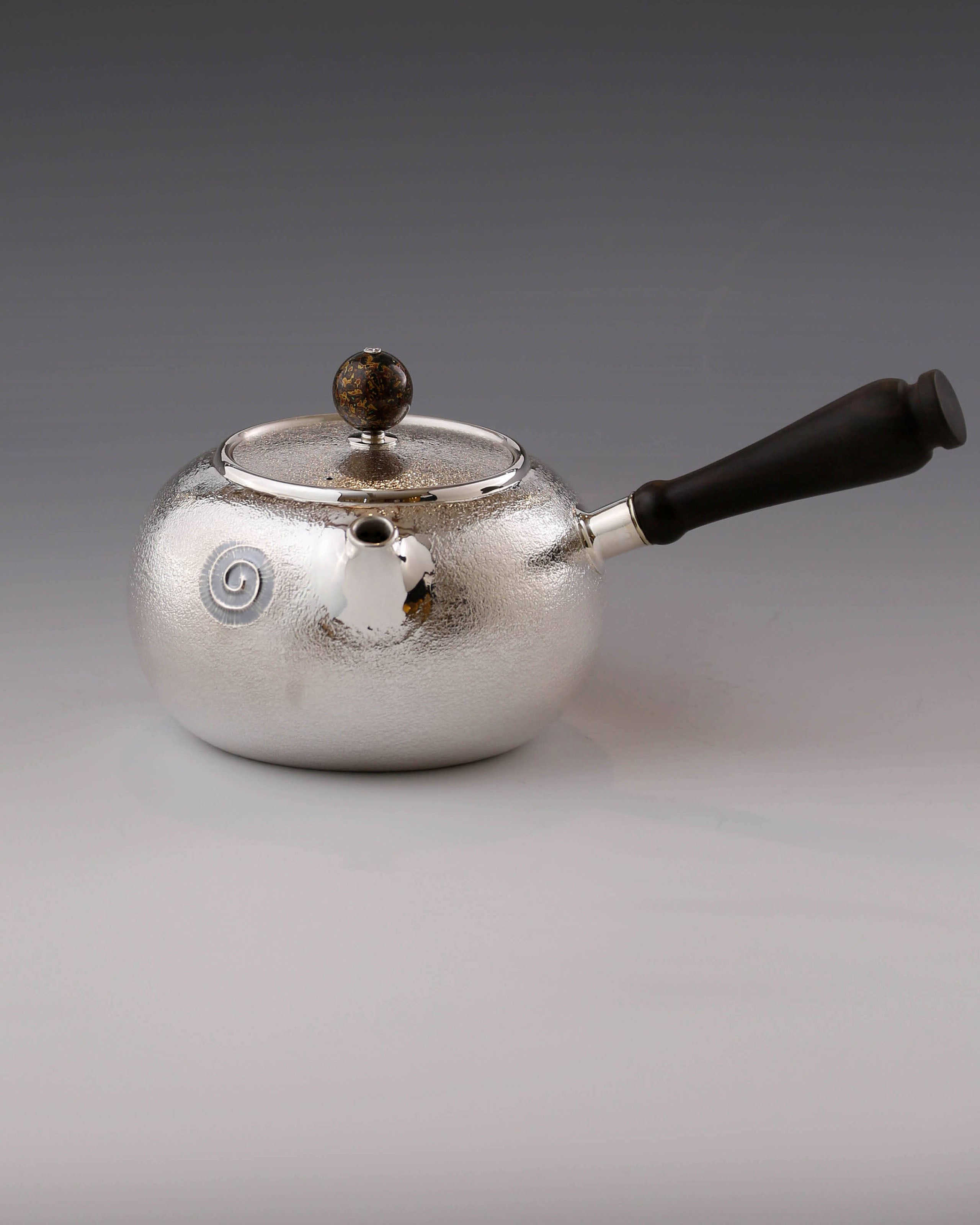 聽聽雪側把銀壺