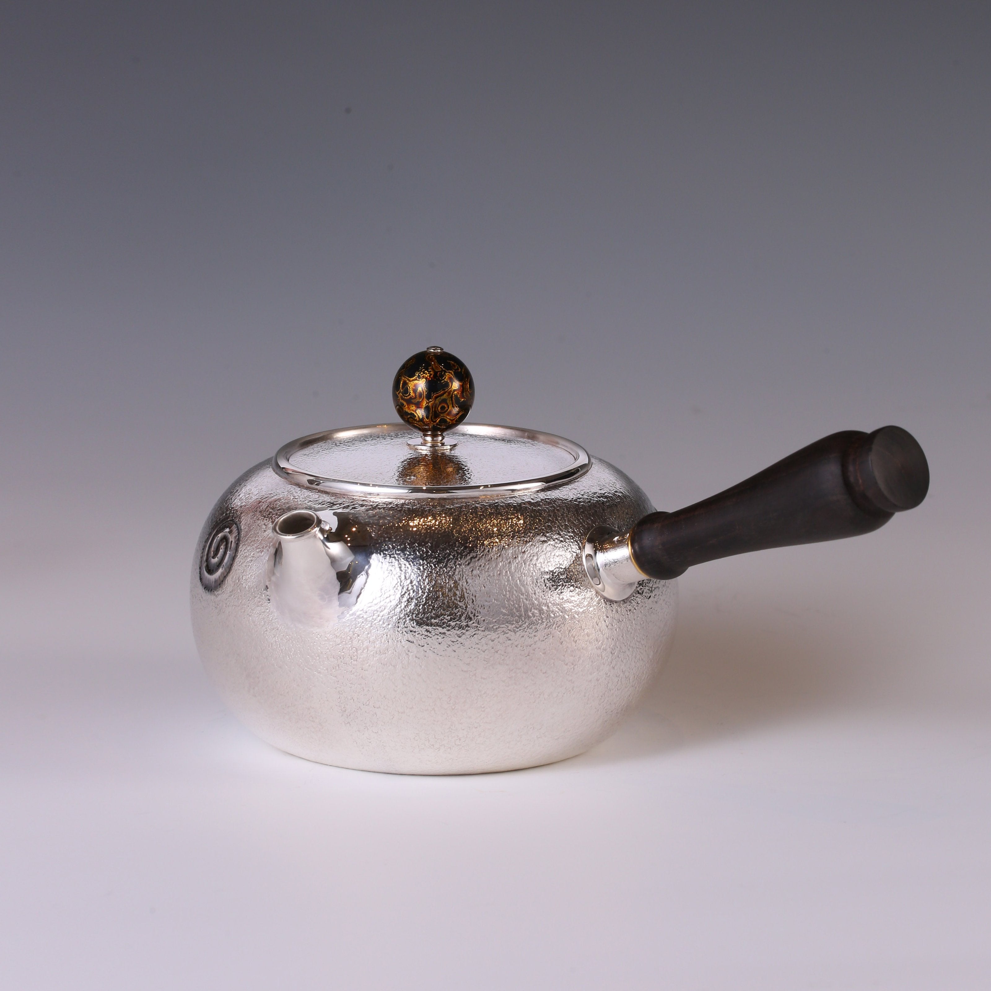 聽聽雪側把銀壺