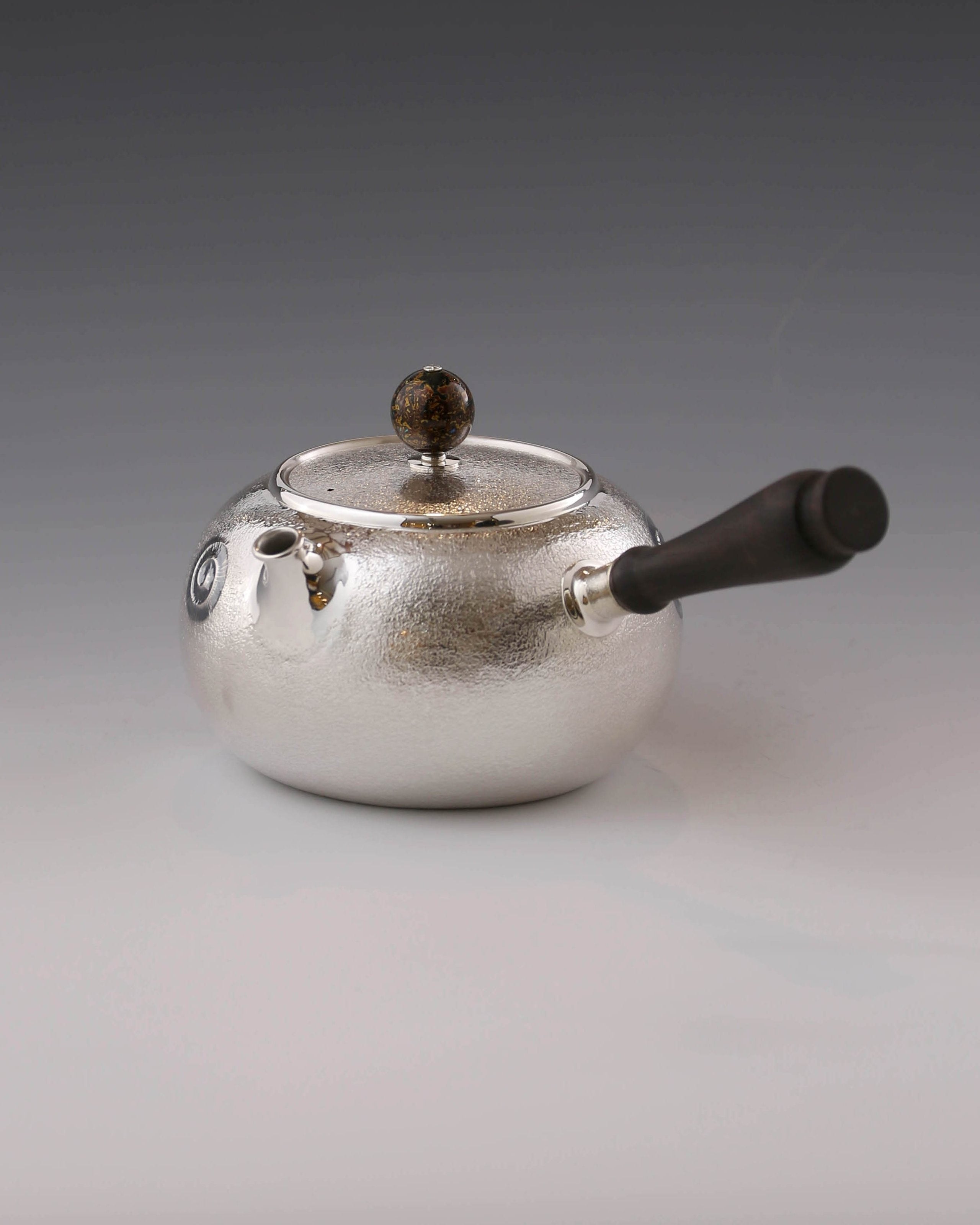 聽聽雪側把銀壺