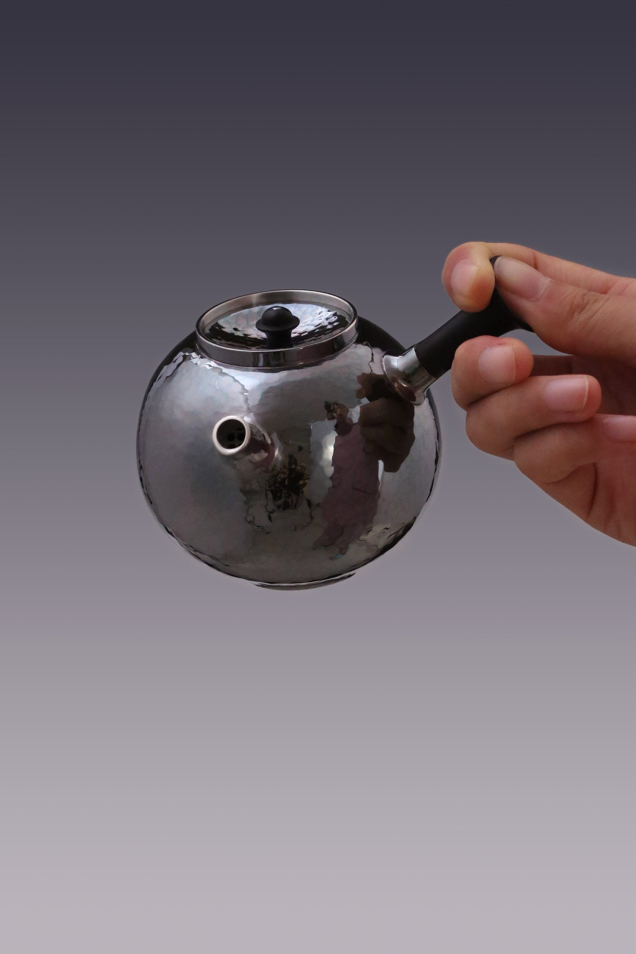 土坛形侧把银壶