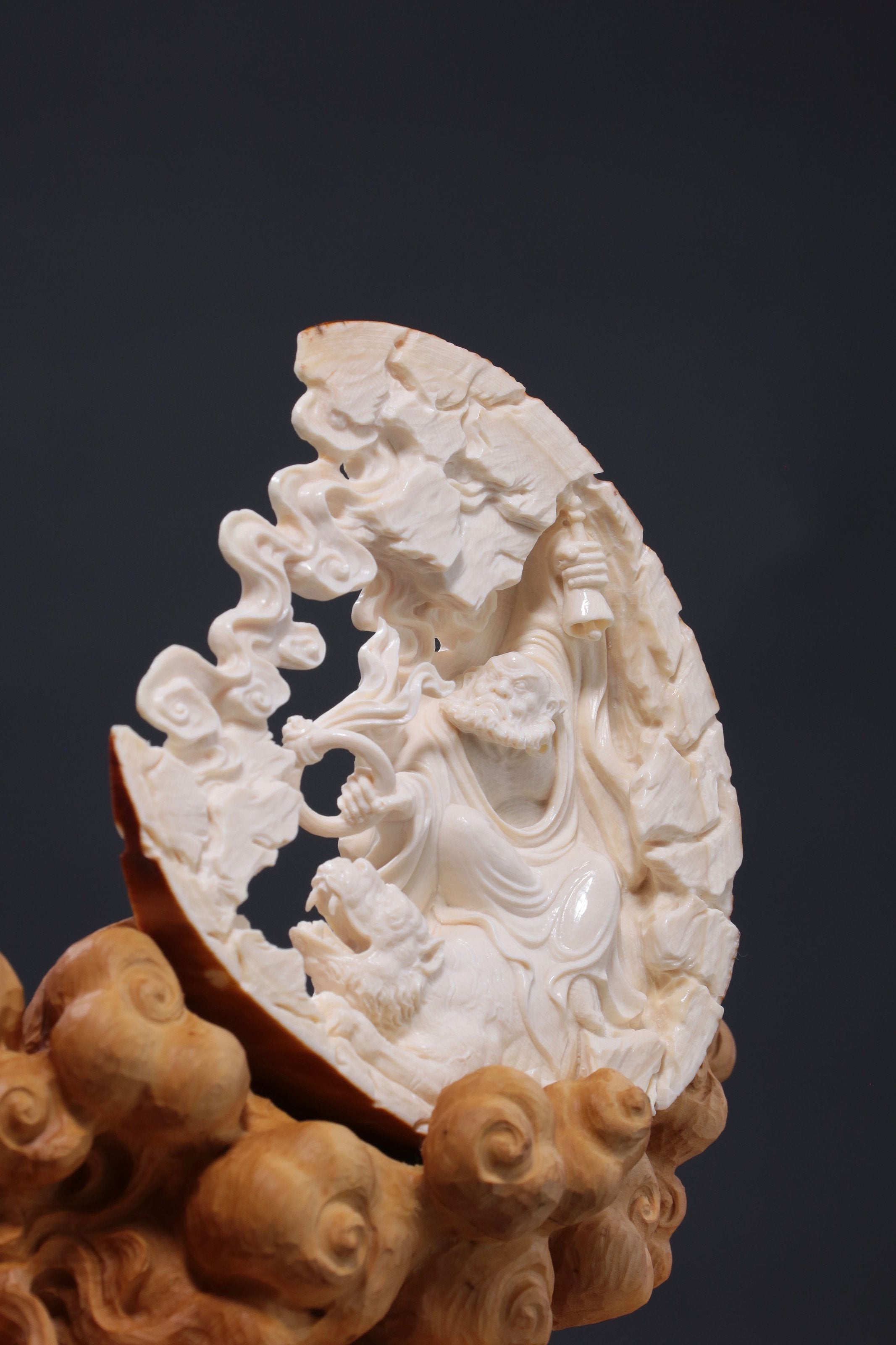 Arhat who subdues dragons and tigers