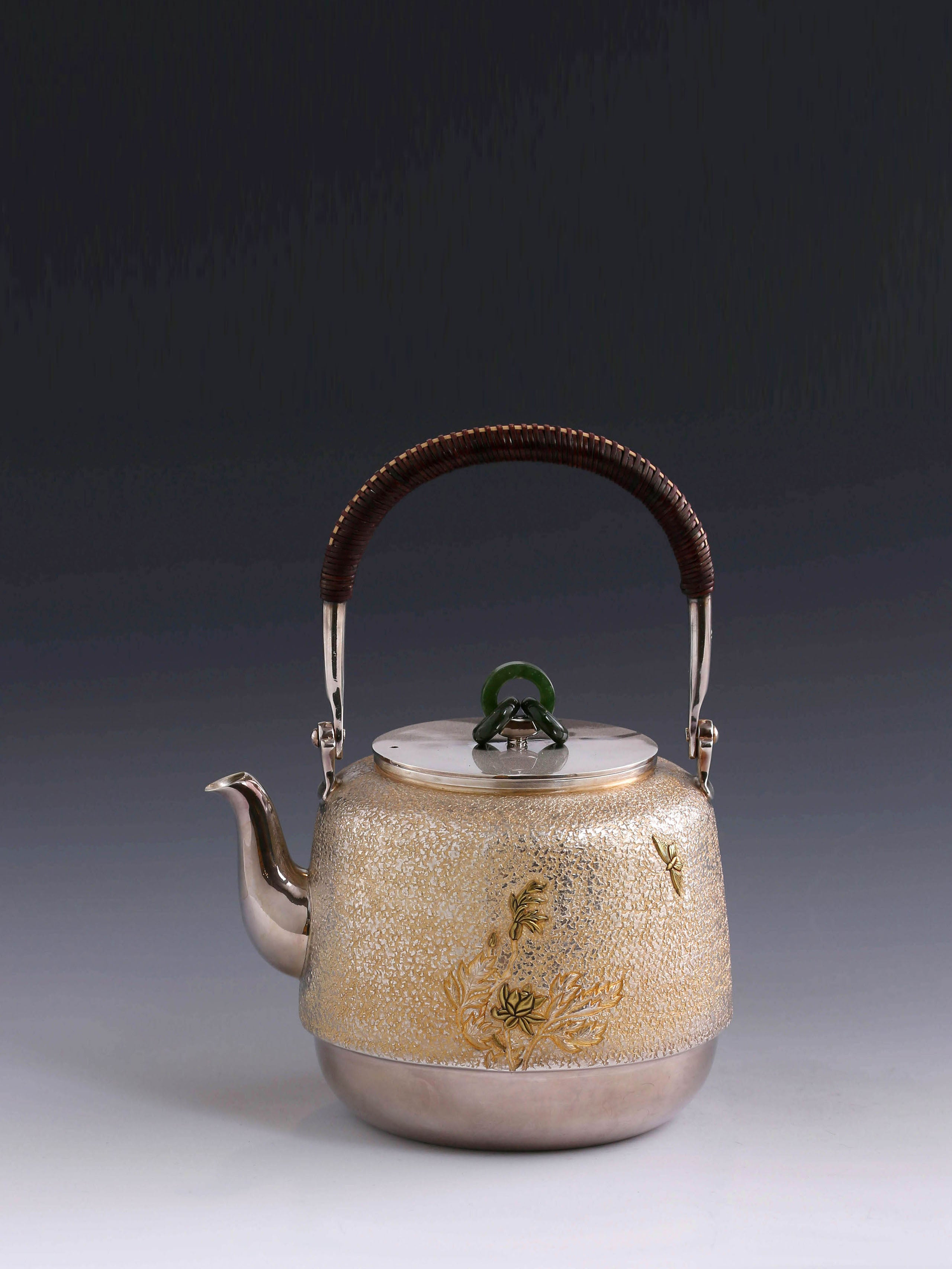 鑲嵌牡丹鐘形銀壺