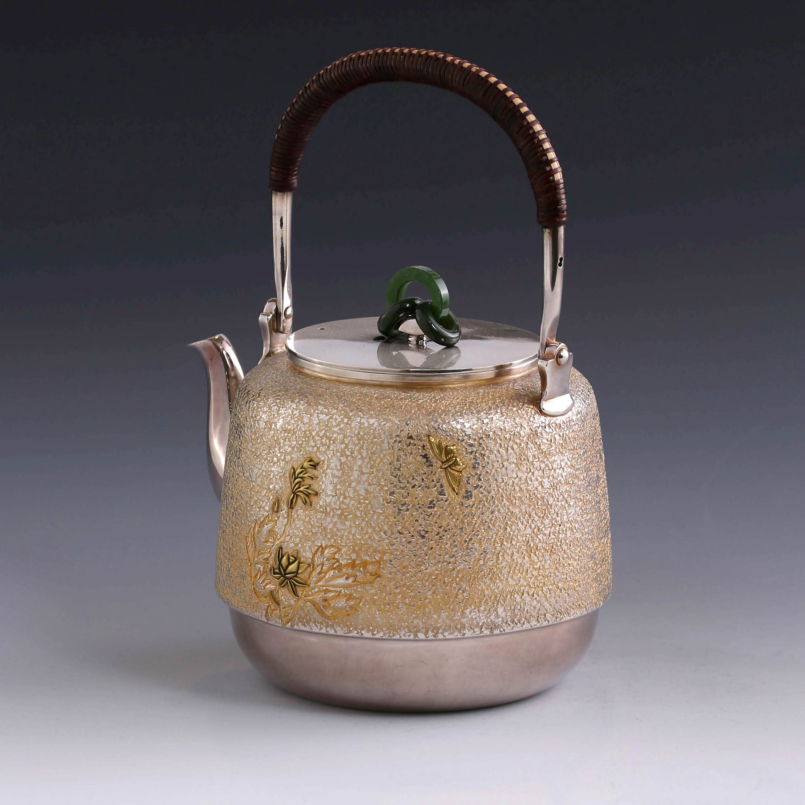 鑲嵌牡丹鐘形銀壺