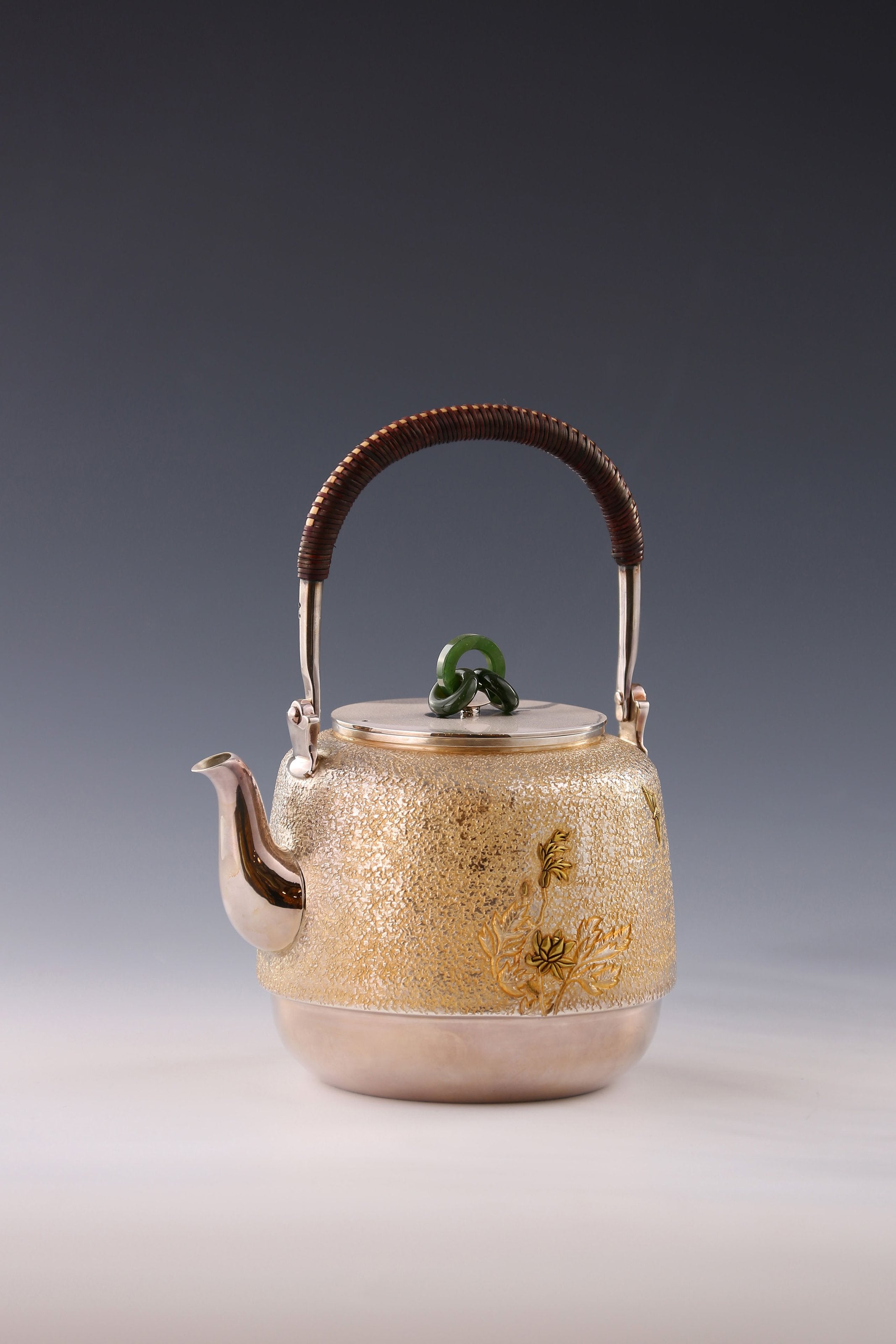 鑲嵌牡丹鐘形銀壺