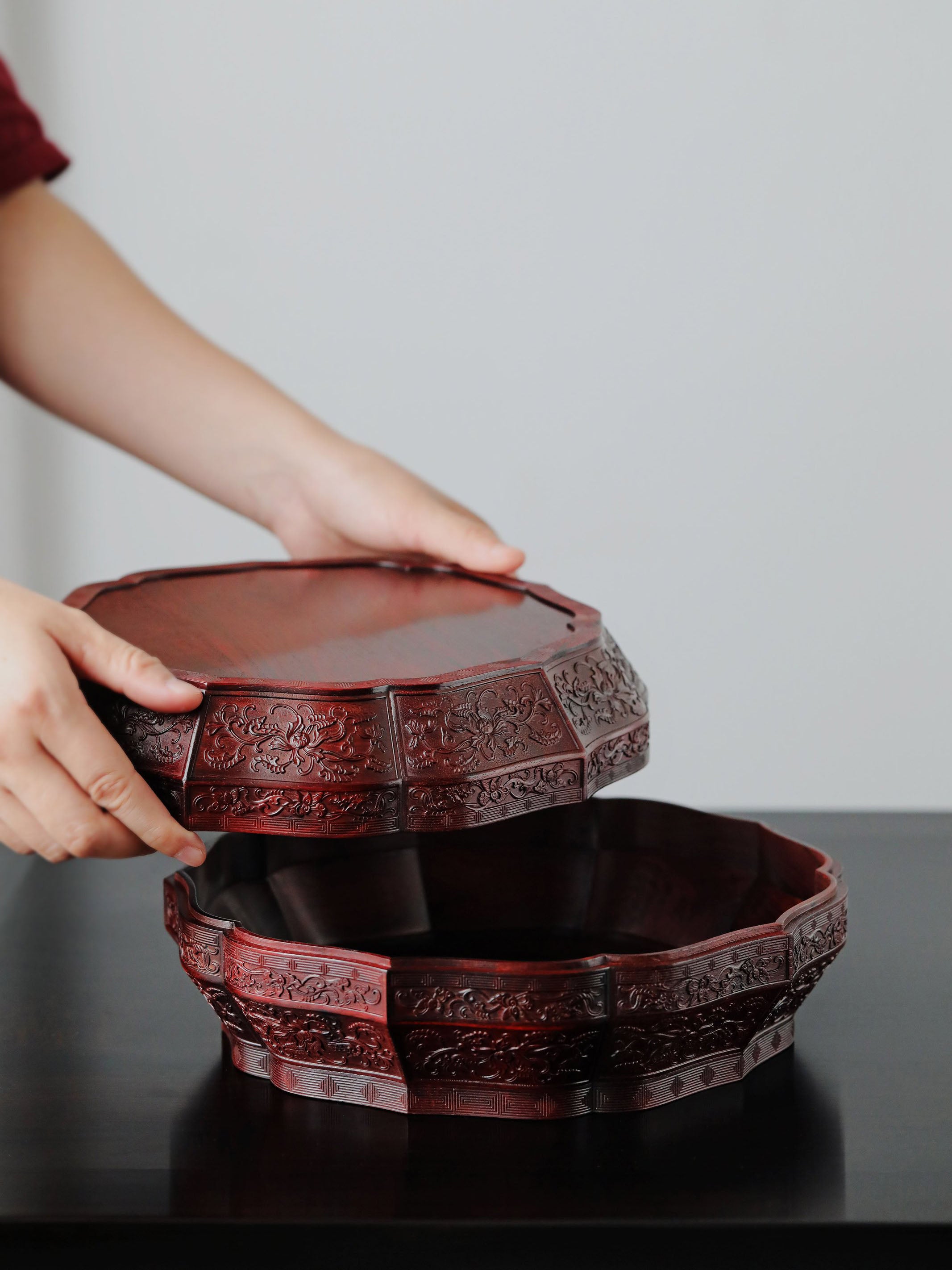 小叶紫檀雕万寿葵口十二角果盒