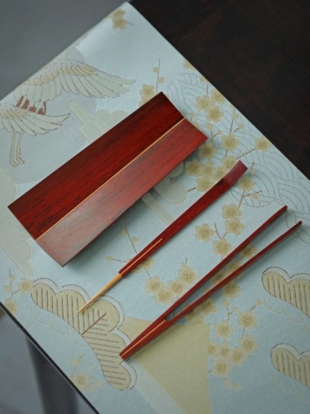 Indian rosewood tea set (three pieces)