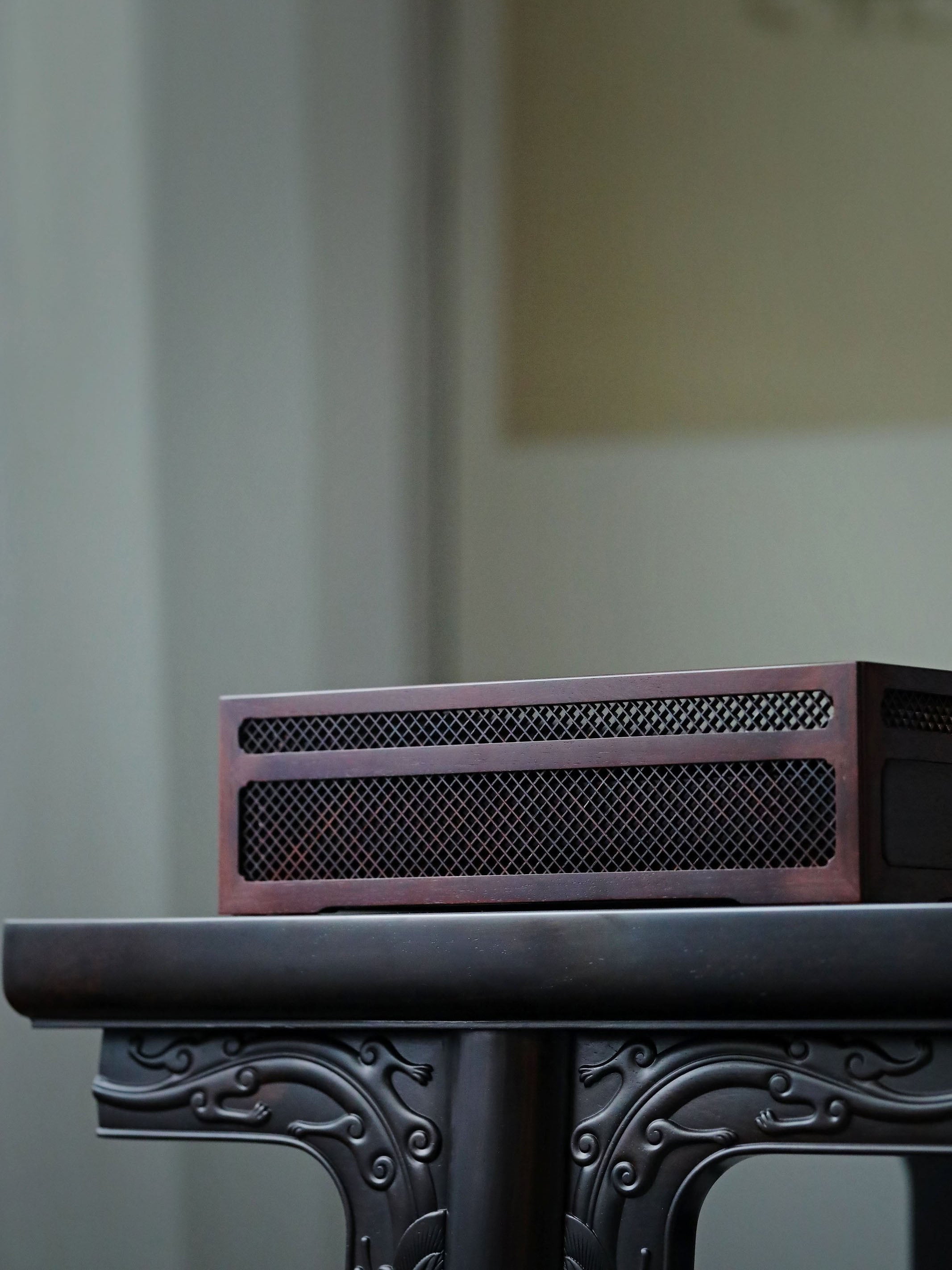 Small-leaf sandalwood openwork grid plate