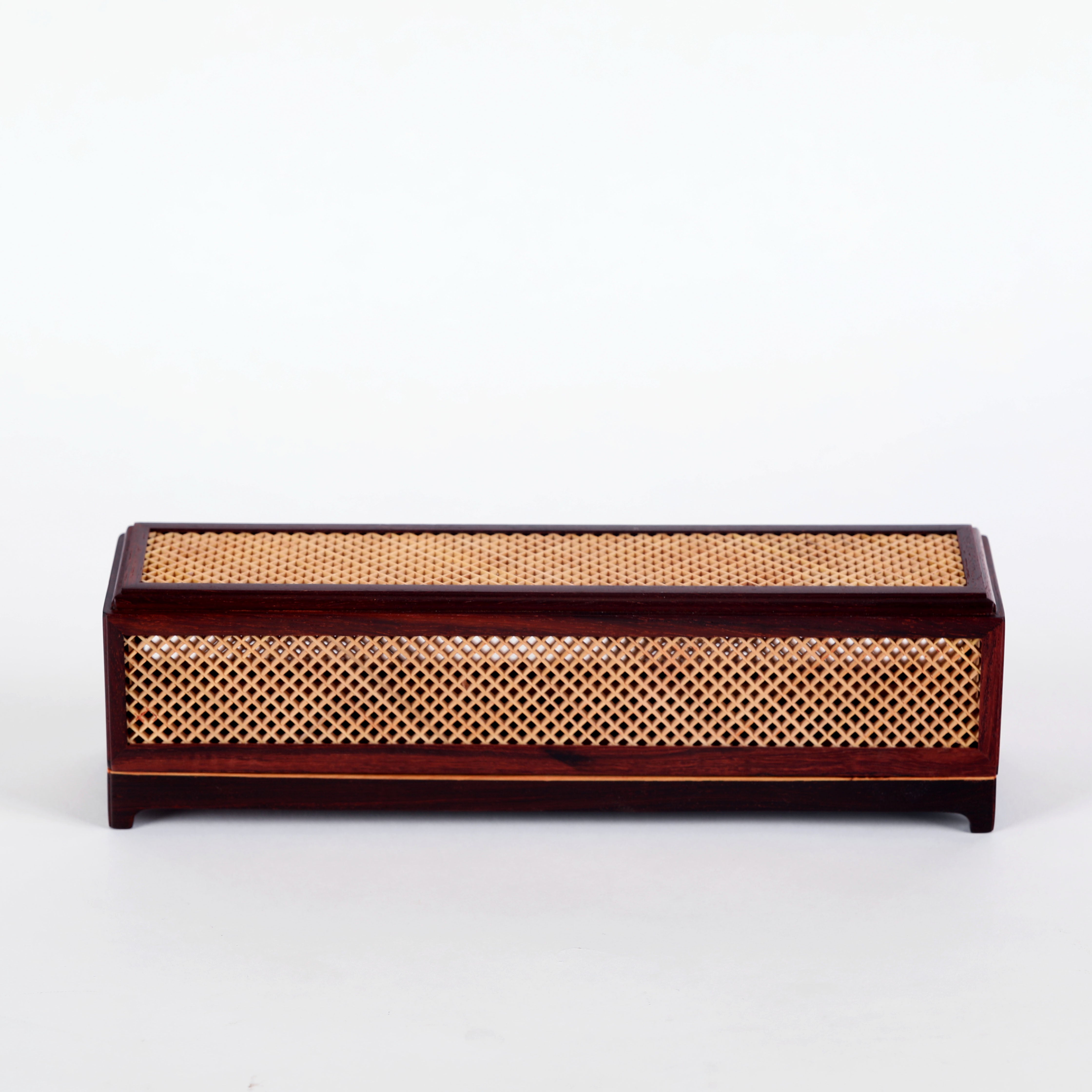 小叶紫檀镶嵌黄杨香盒