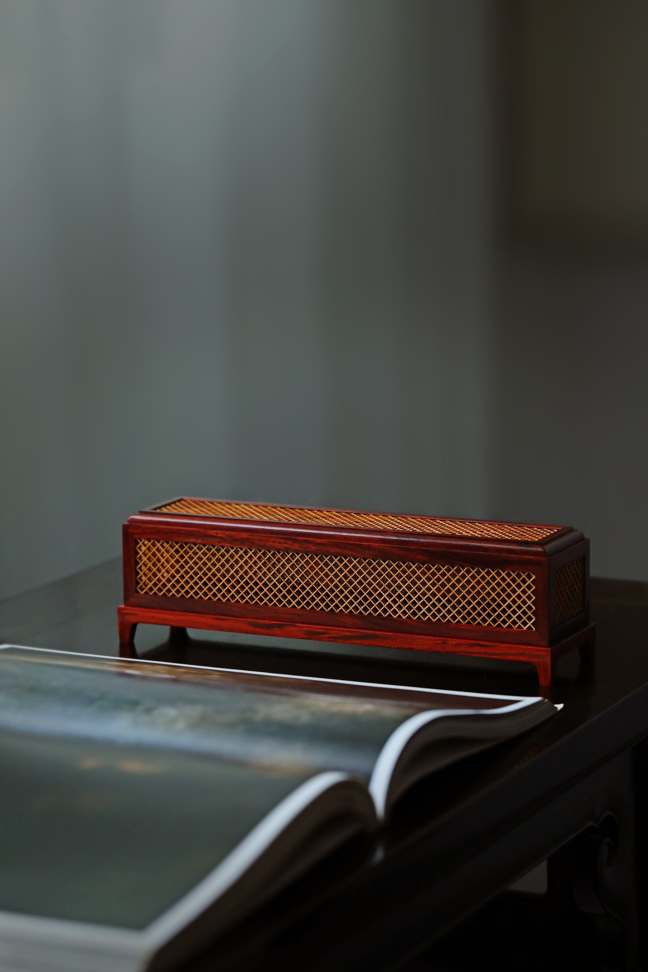 小叶紫檀镶嵌黄杨香盒