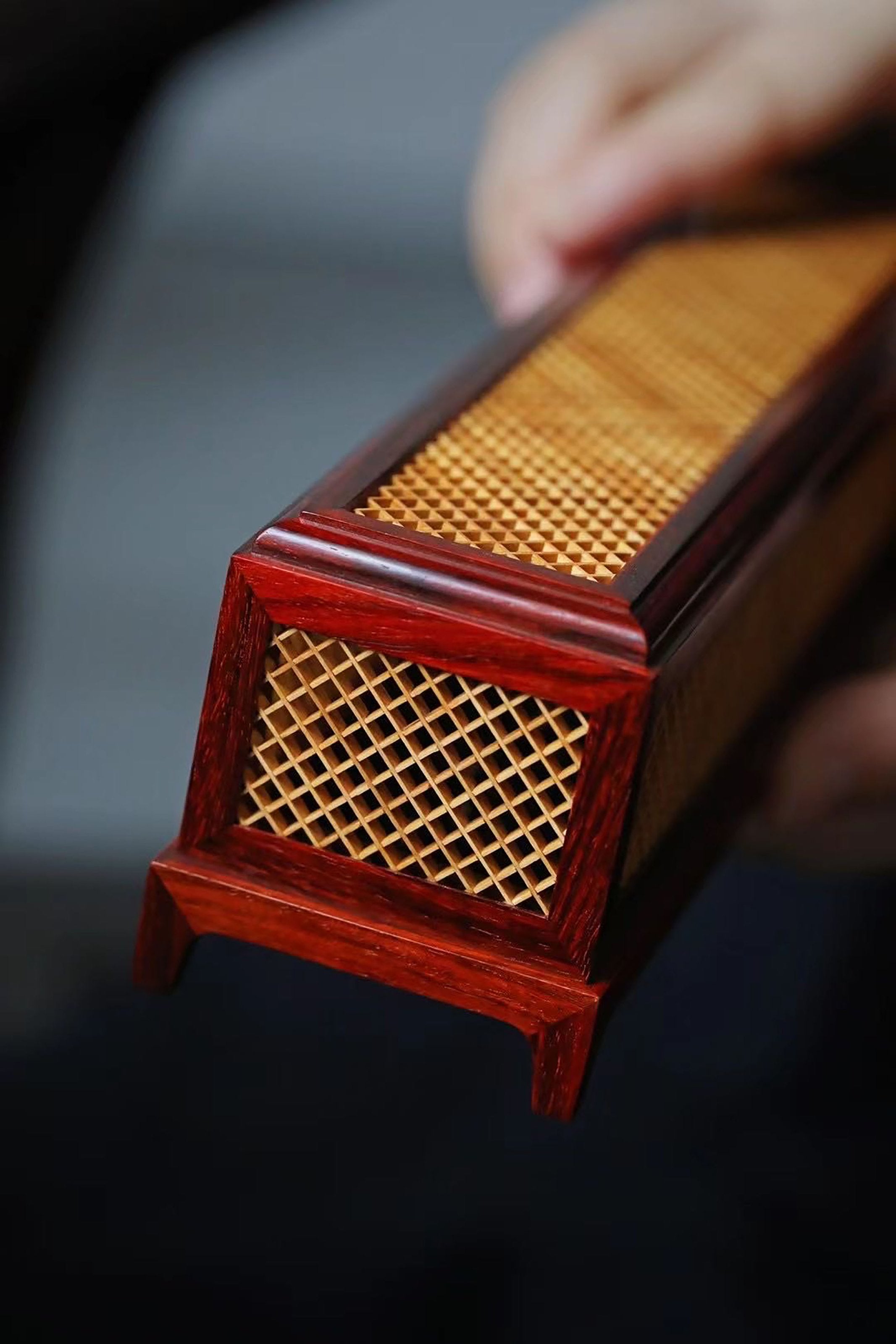 小叶紫檀镶嵌黄杨香盒