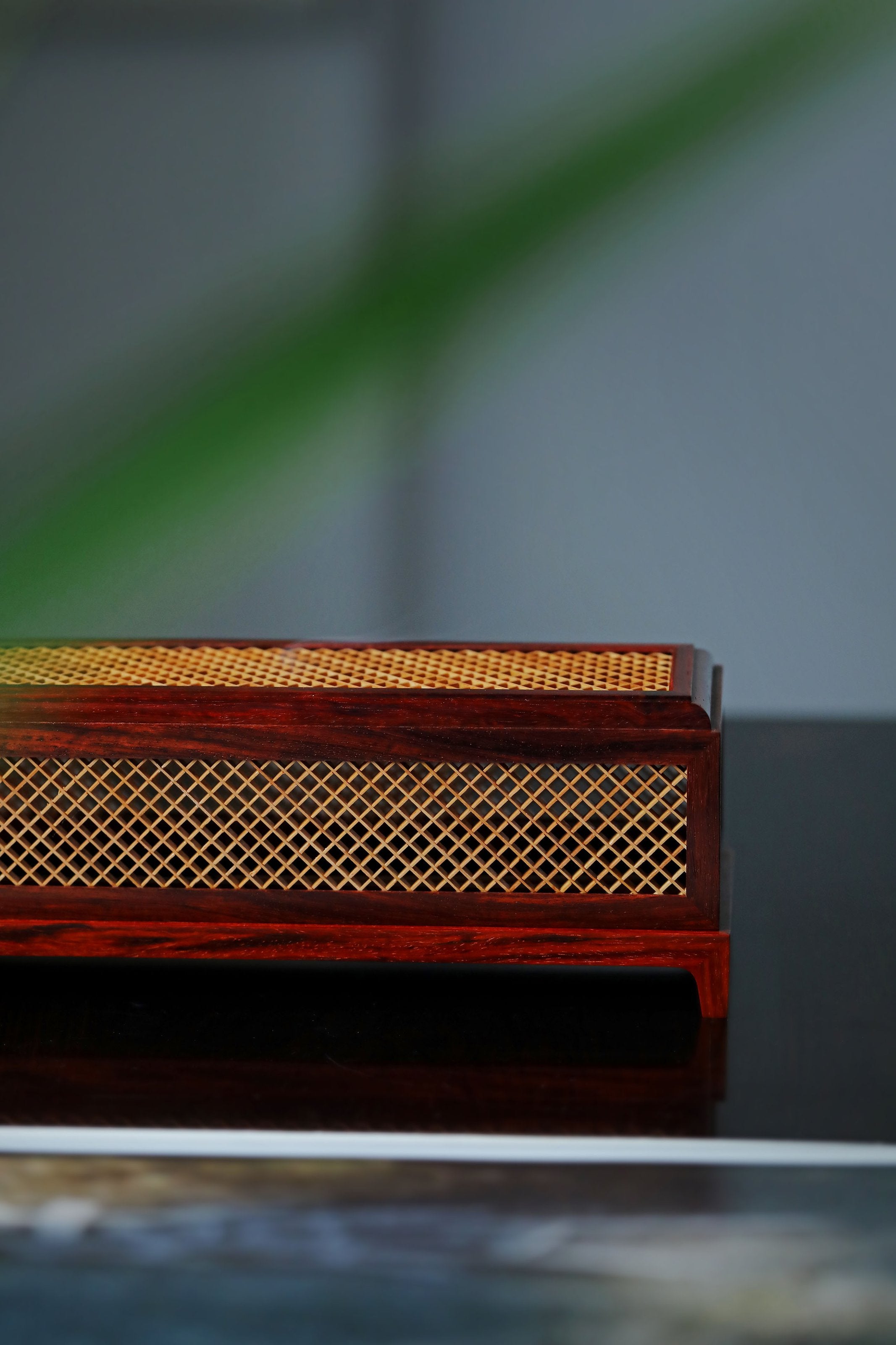 小叶紫檀镶嵌黄杨香盒