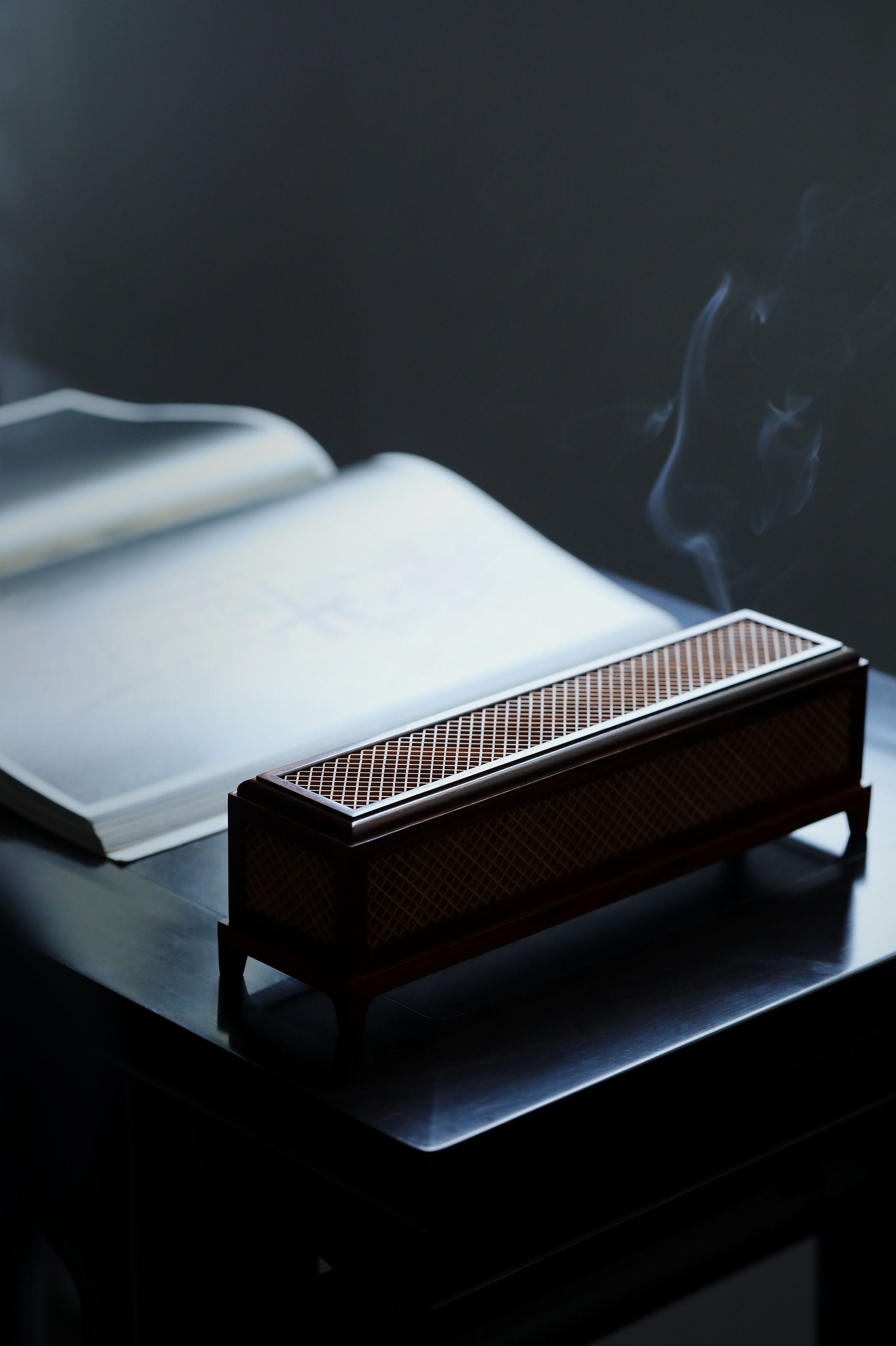 小叶紫檀镶嵌黄杨香盒