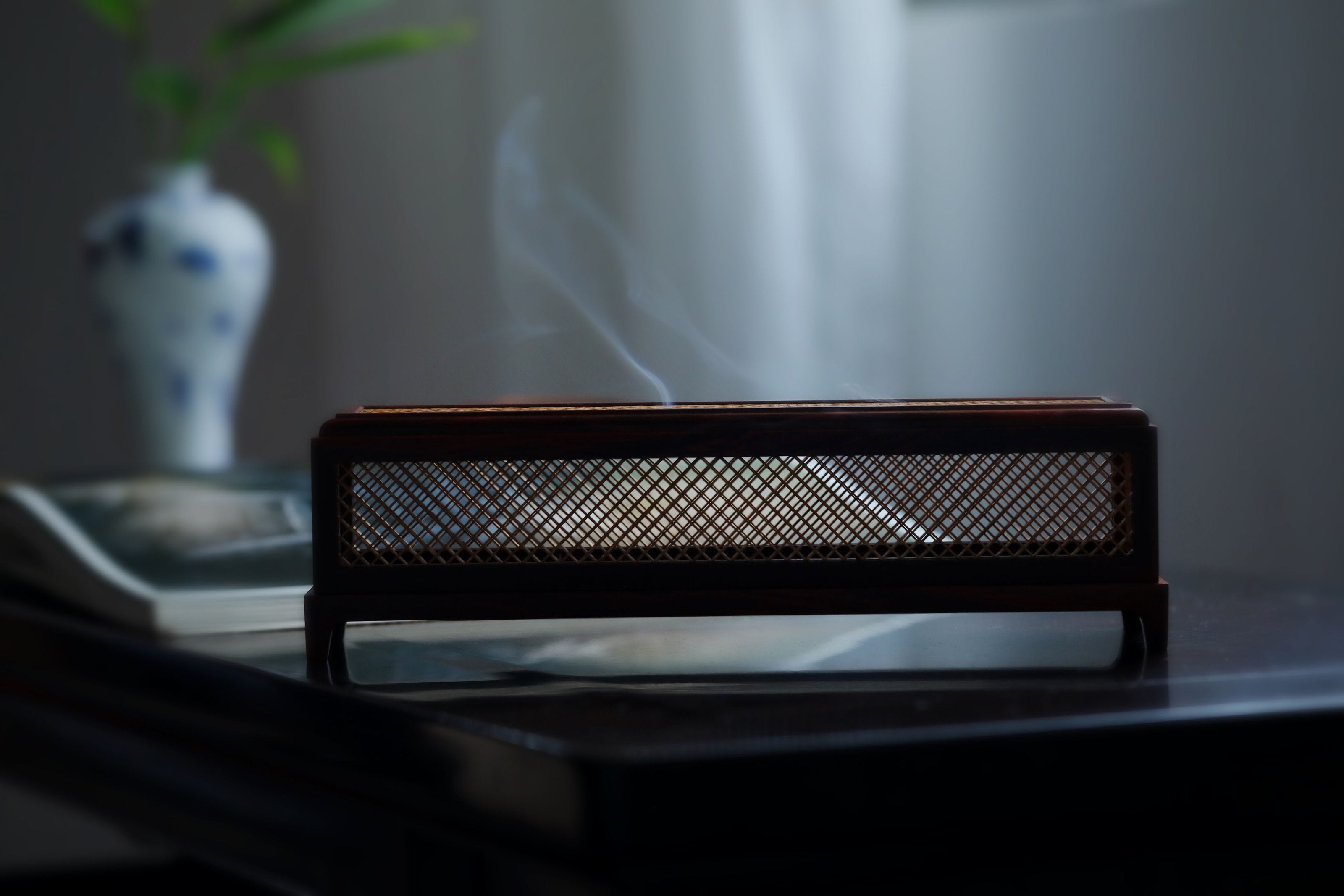 小叶紫檀镶嵌黄杨香盒