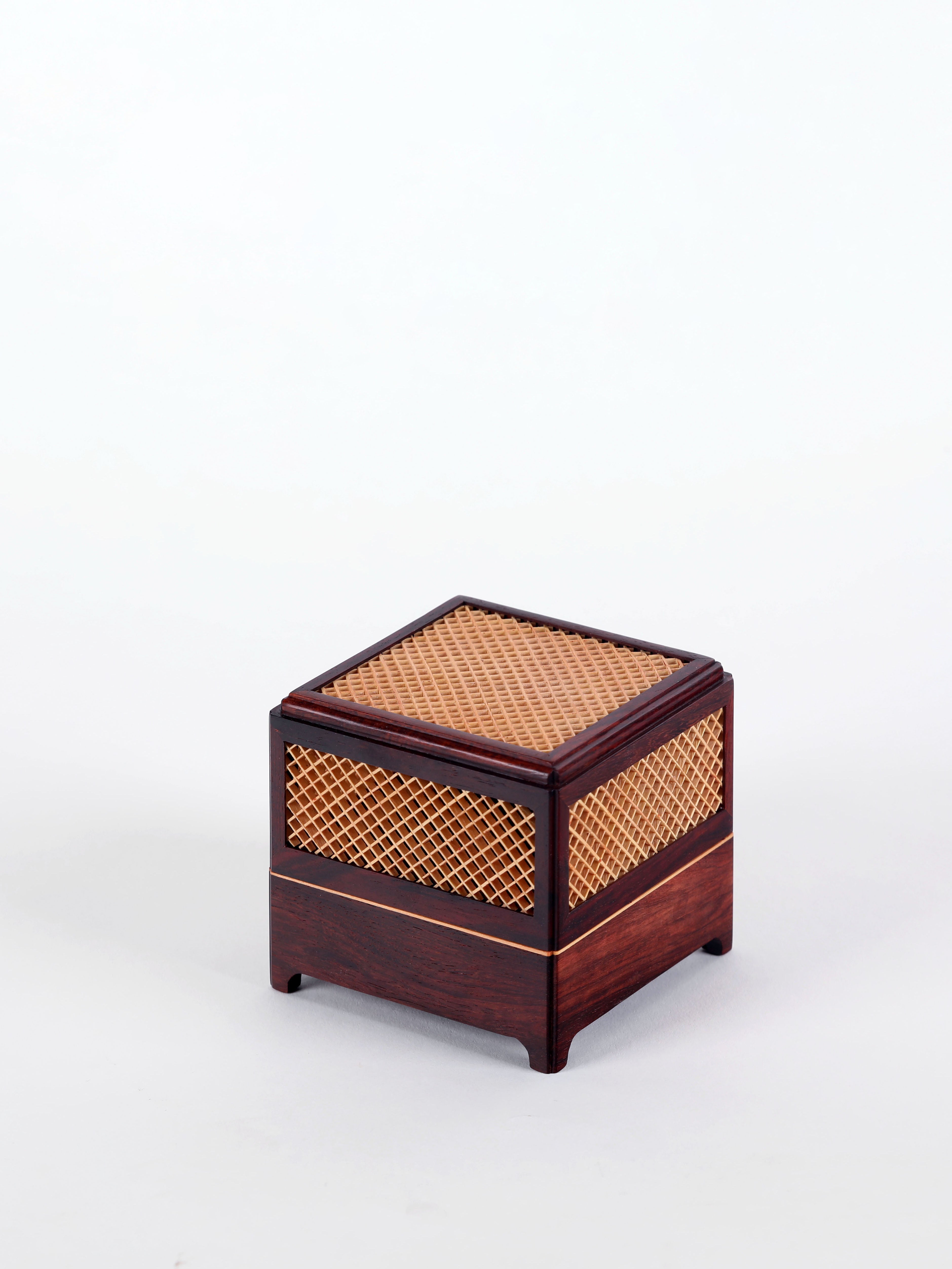 小叶紫檀镶嵌黄杨香盒