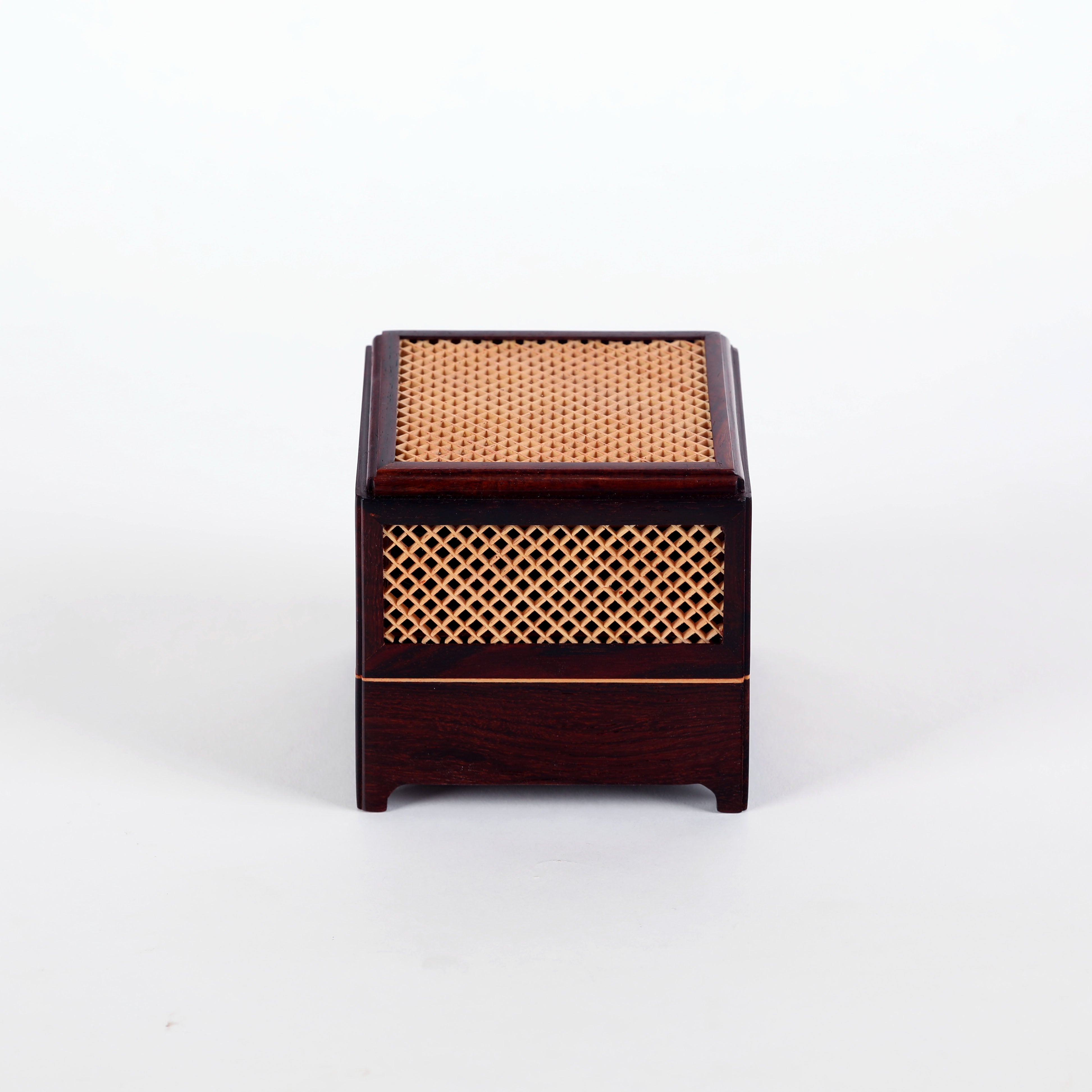 小叶紫檀镶嵌黄杨香盒