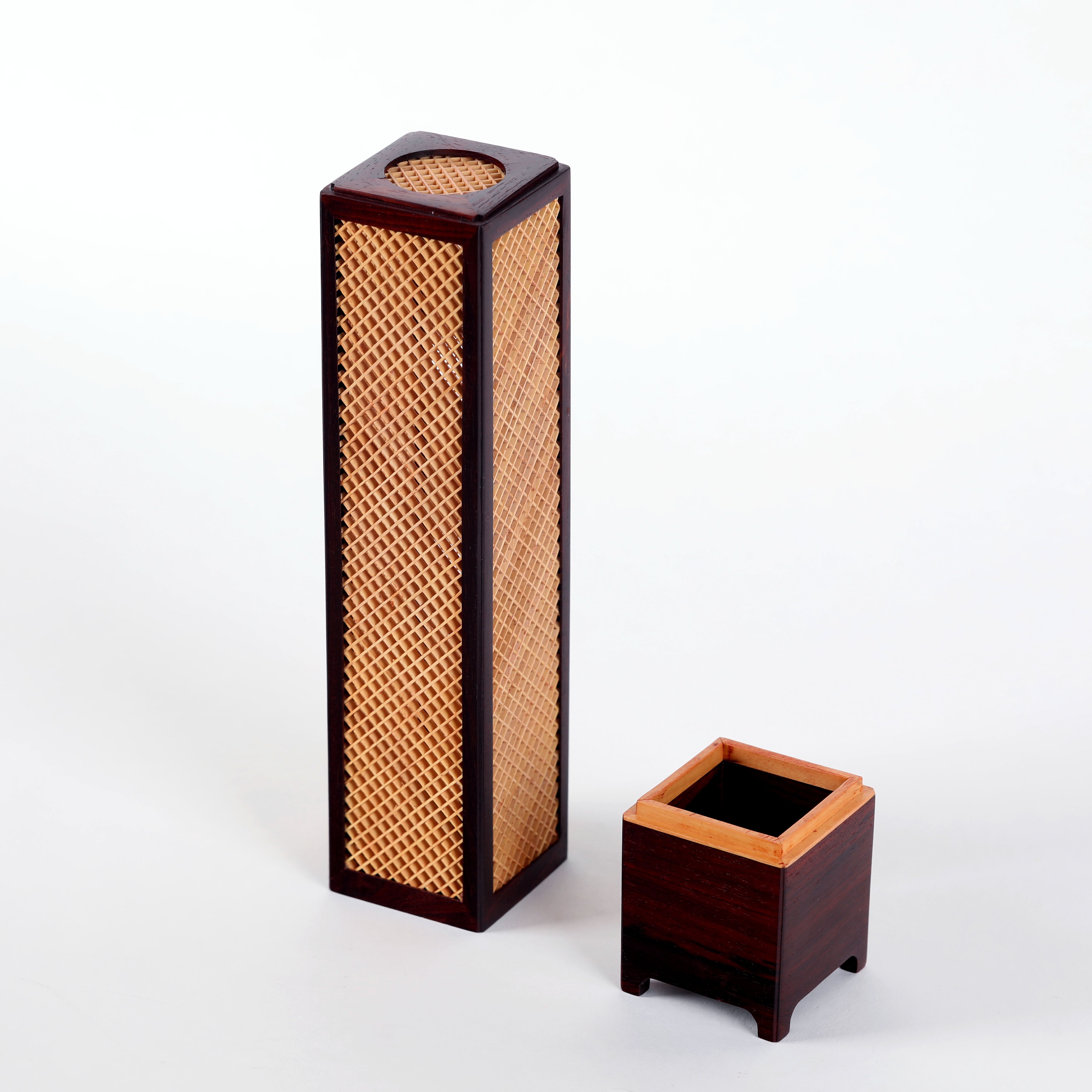 小叶紫檀镶嵌黄杨香盒