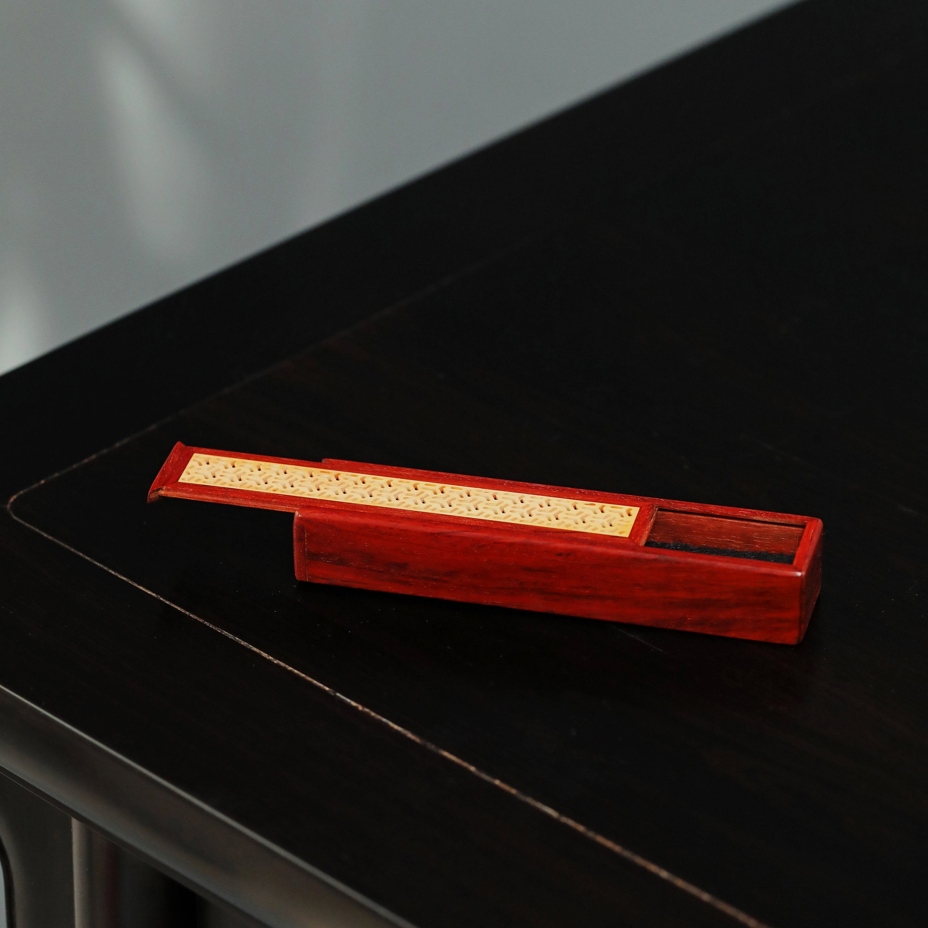 小叶紫檀嵌黄杨盖面线香盒