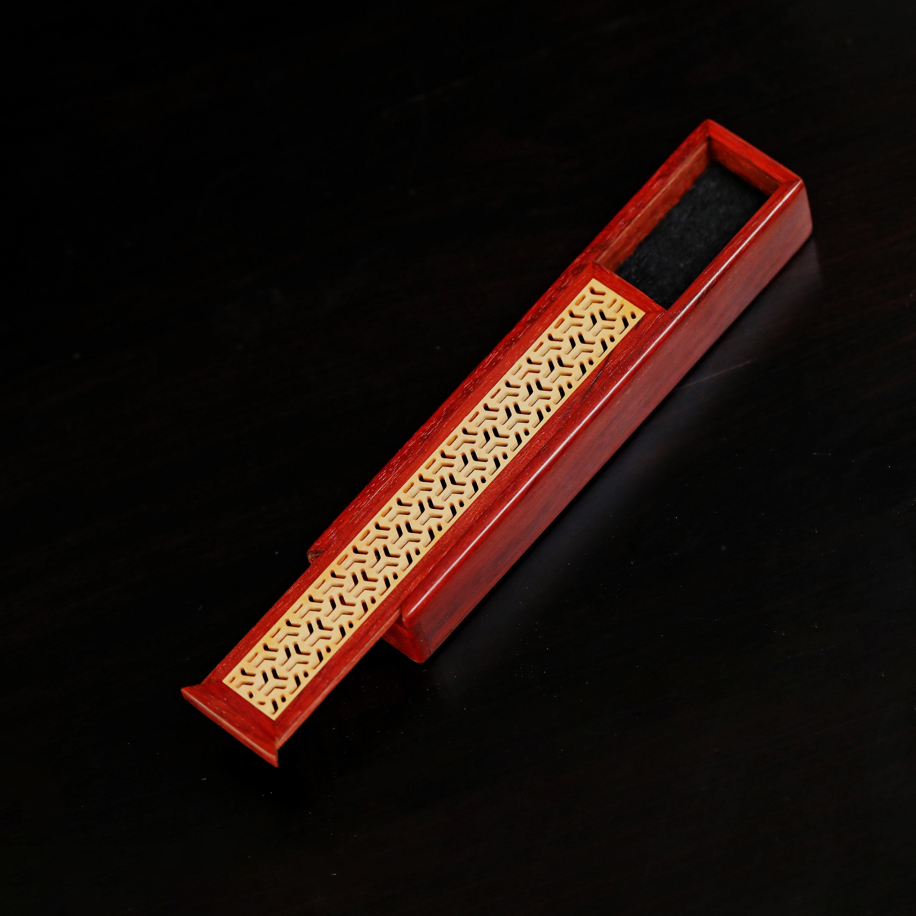 小叶紫檀嵌黄杨盖面线香盒