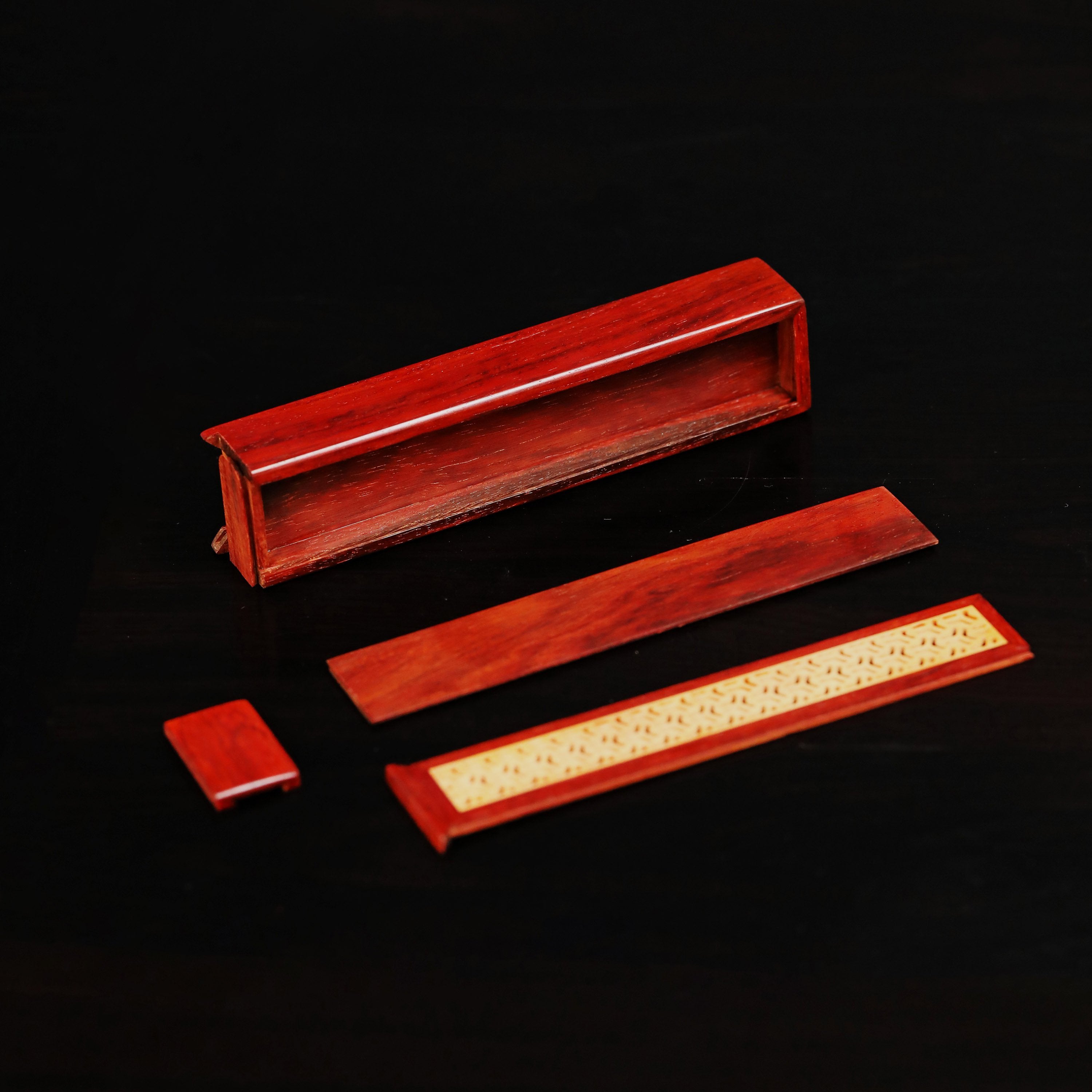 小叶紫檀嵌黄杨盖面线香盒