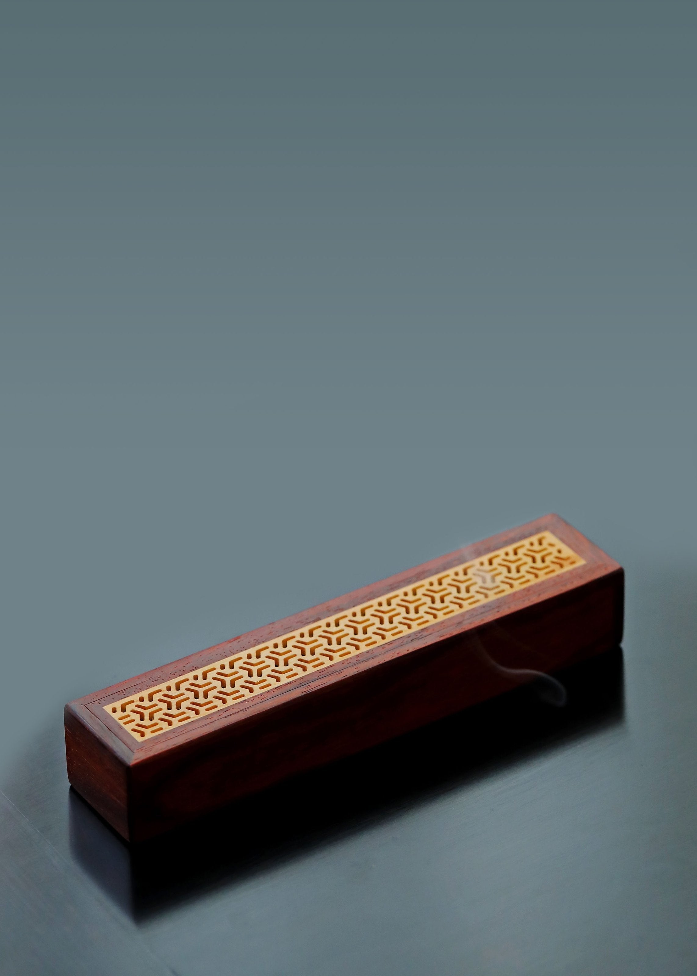 小叶紫檀嵌黄杨盖面线香盒