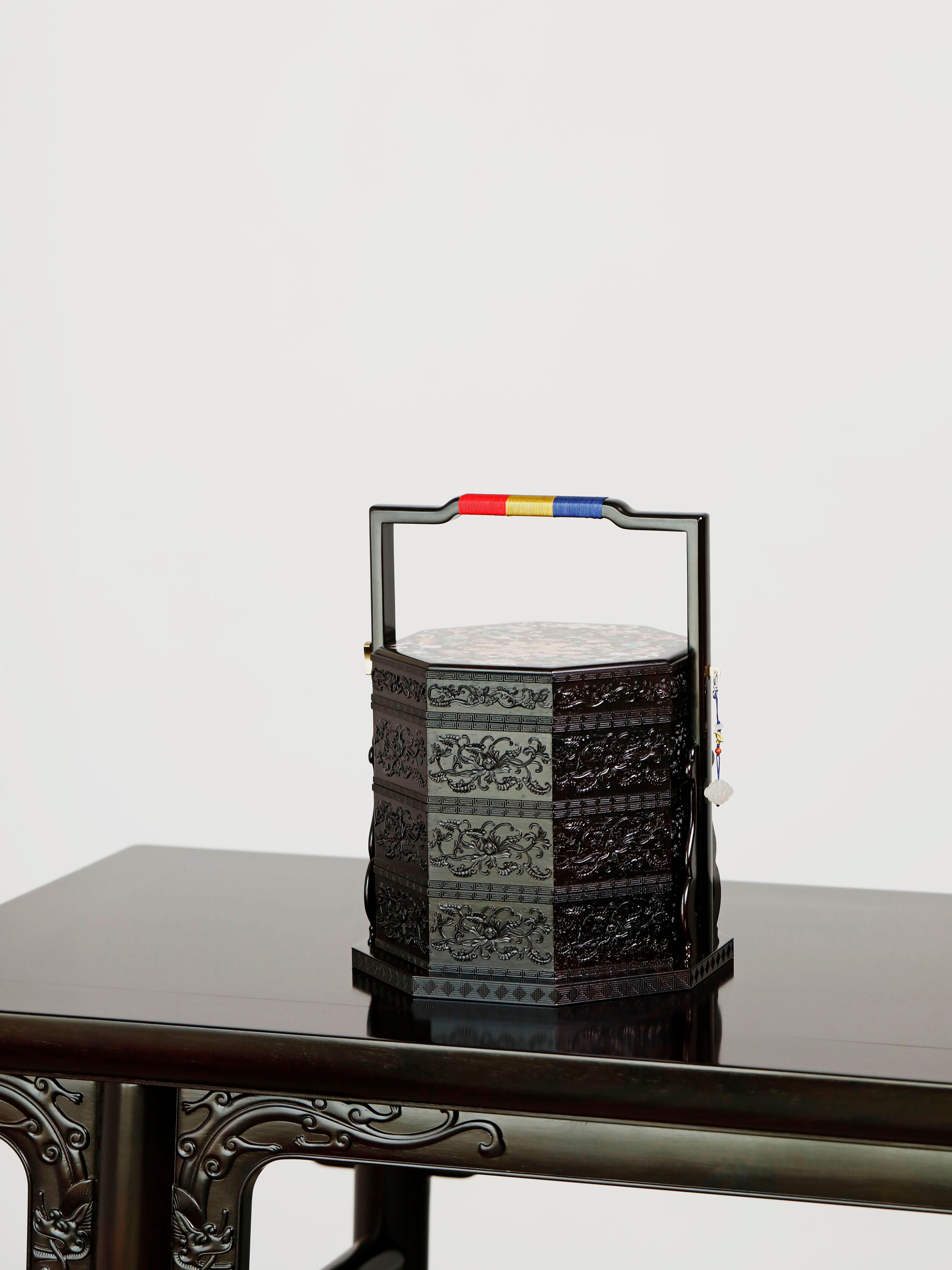 紫光檀嵌螺钿西番莲纹八角提盒