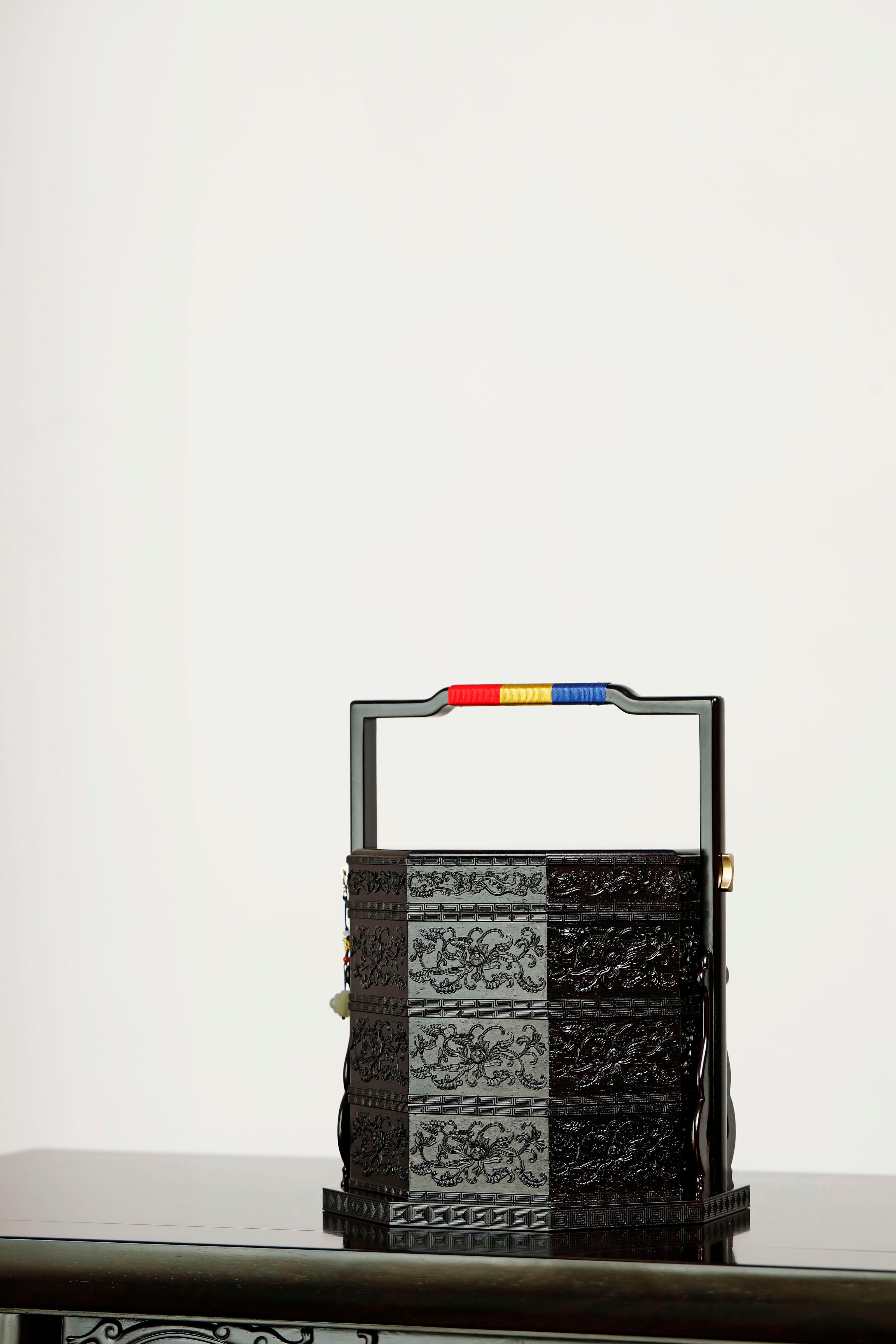 紫光檀嵌螺钿西番莲纹八角提盒