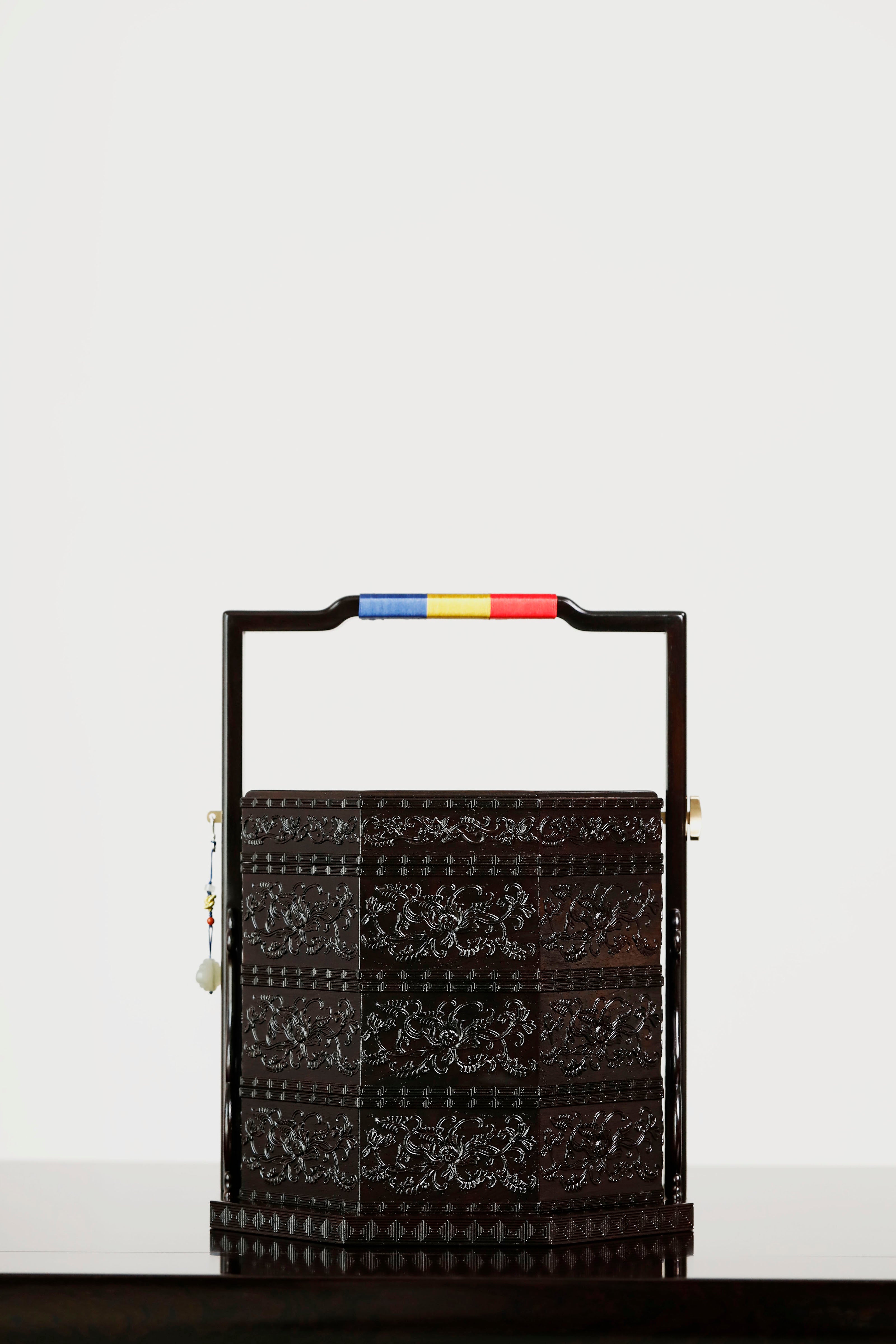 紫光檀嵌螺钿西番莲纹八角提盒