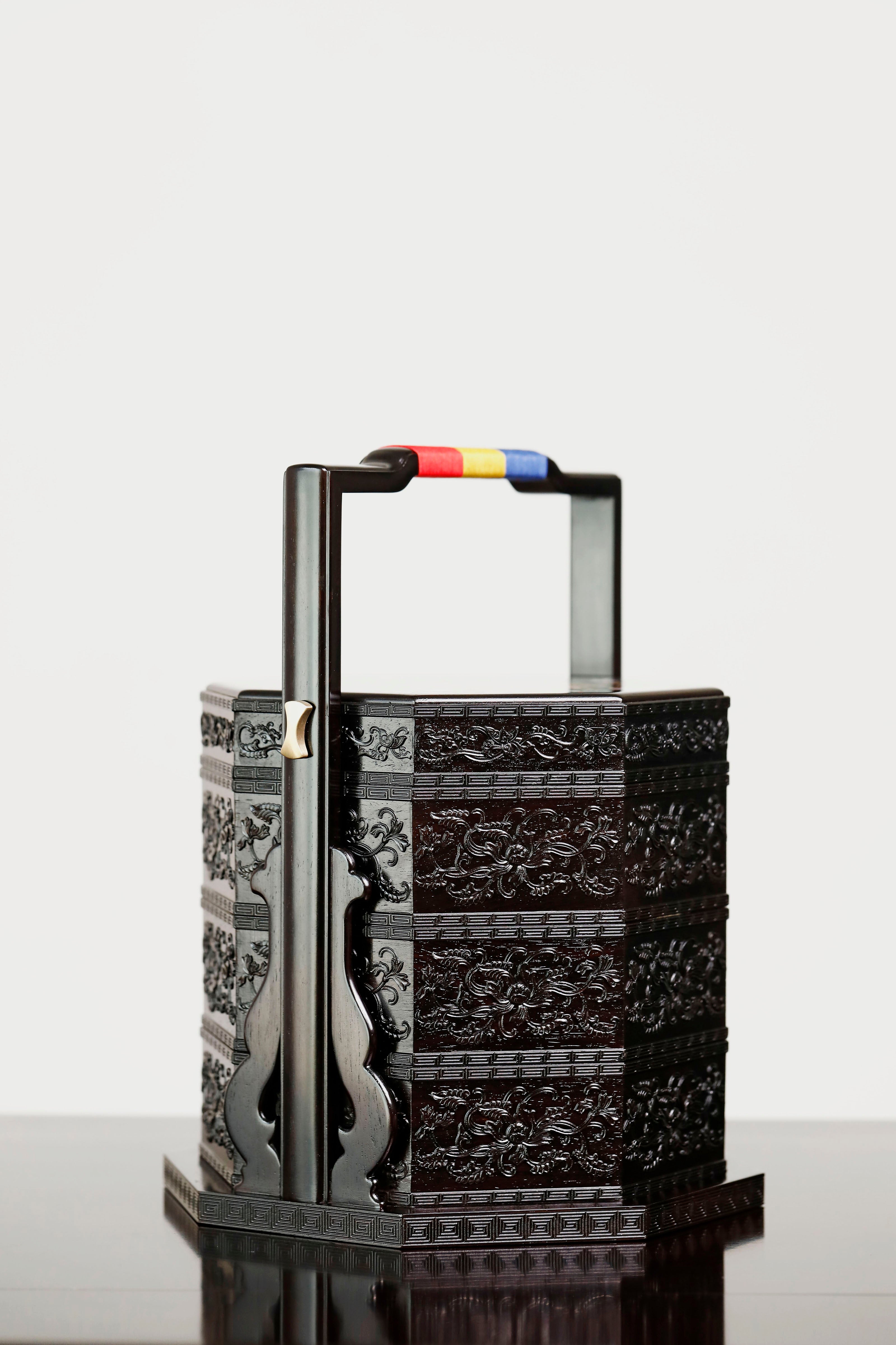 紫光檀嵌螺钿西番莲纹八角提盒