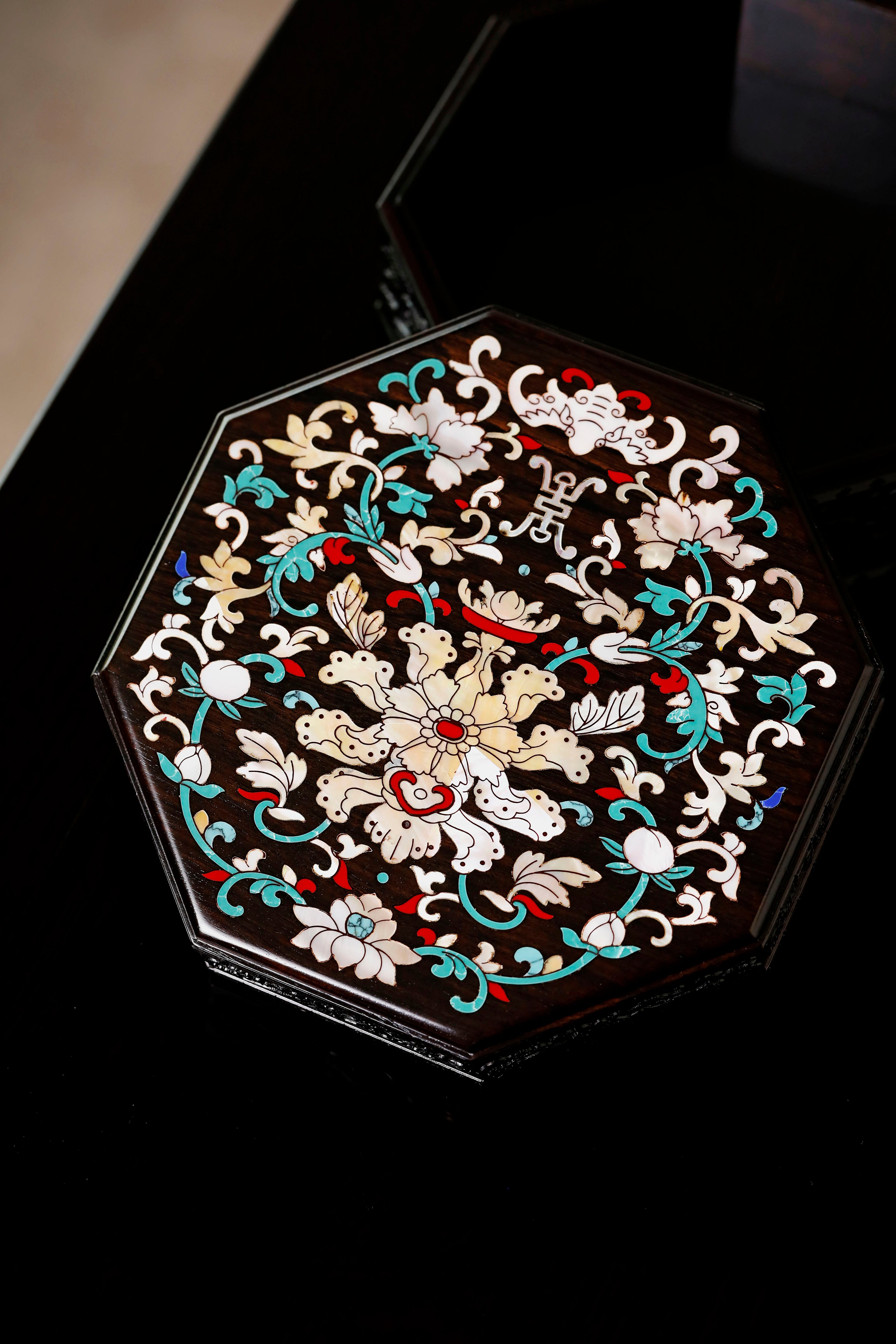 紫光檀嵌螺钿西番莲纹八角提盒