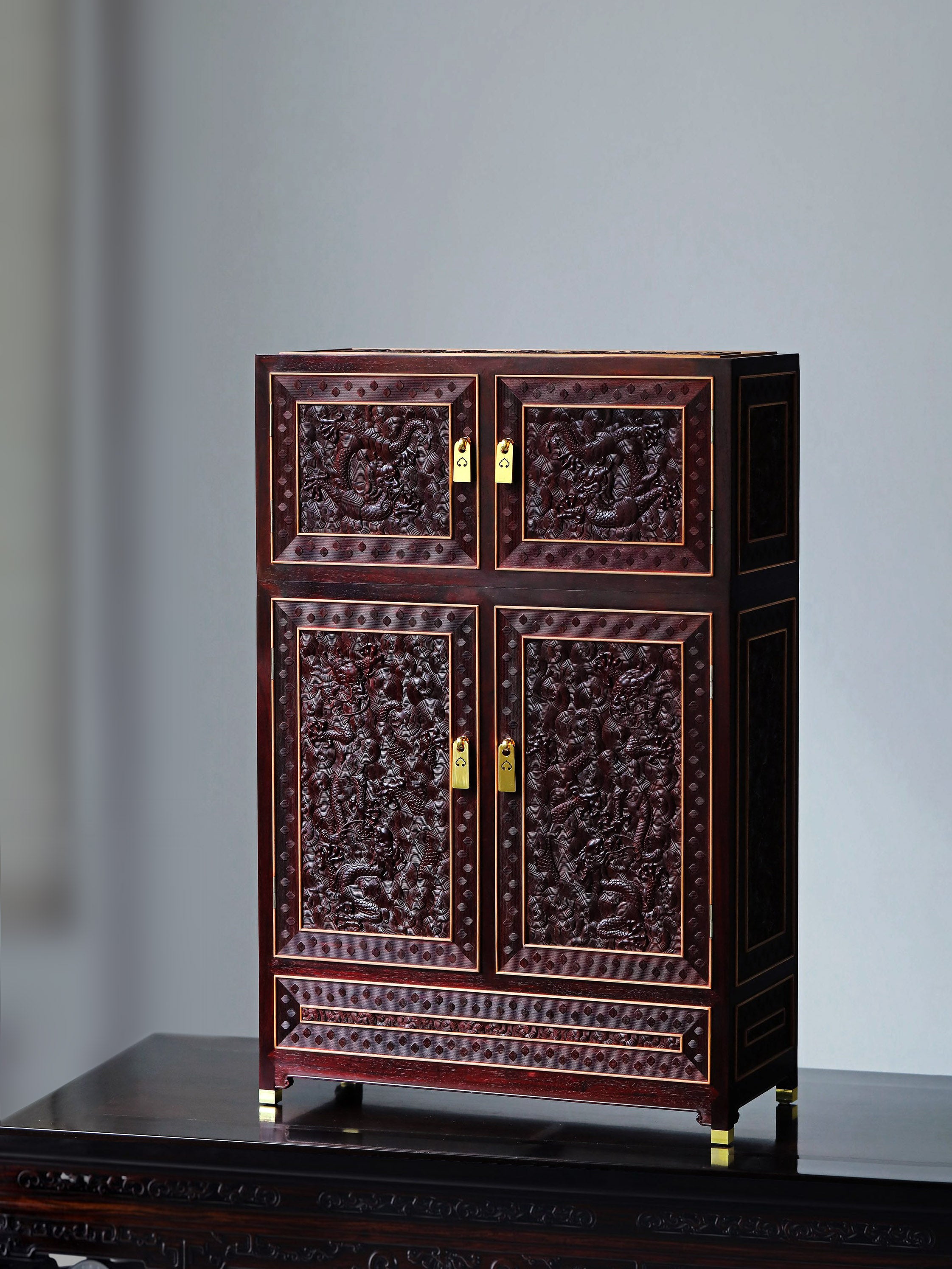 杨龙石 作（王維翰印） 尺寸：8.3 cm x2.7 cmx2.7 cm 小叶紫檀嵌黄杨龙纹案上柜