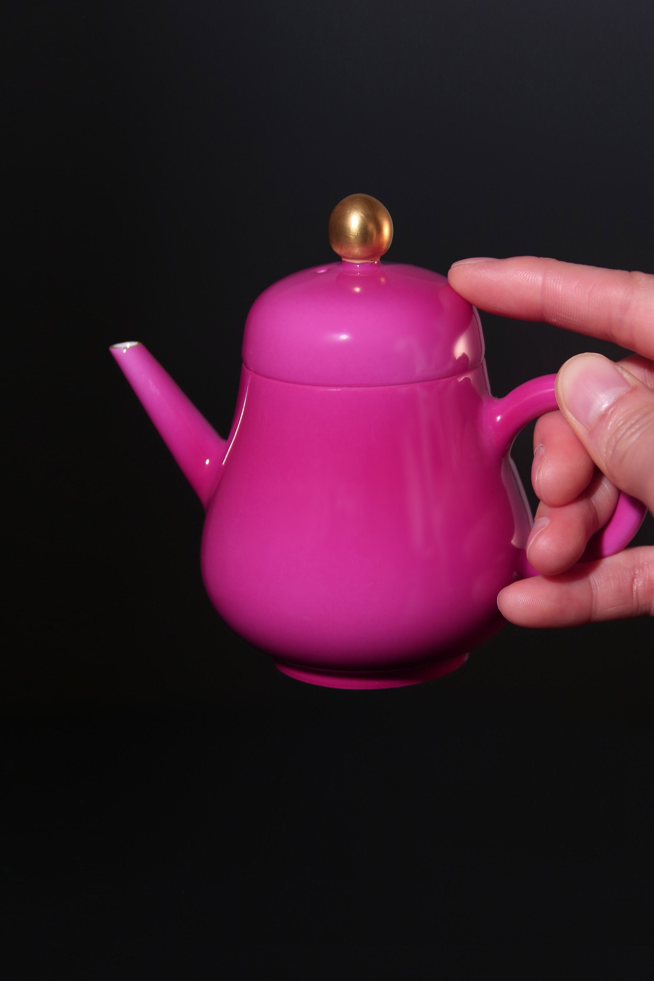 Gold-Buttoned Rouge Horizontal Pot