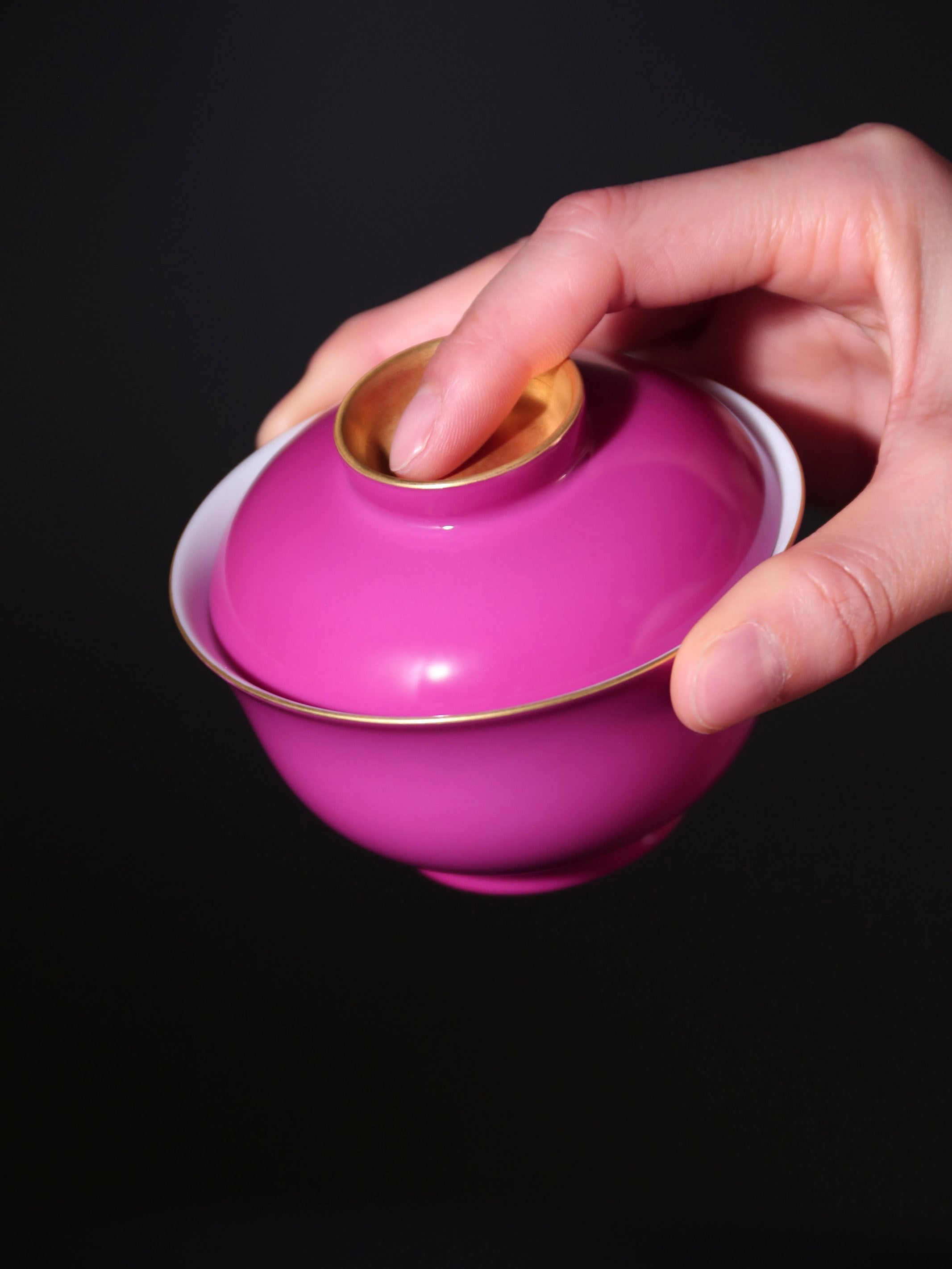 Carmine red Gilded Lidded Bowl