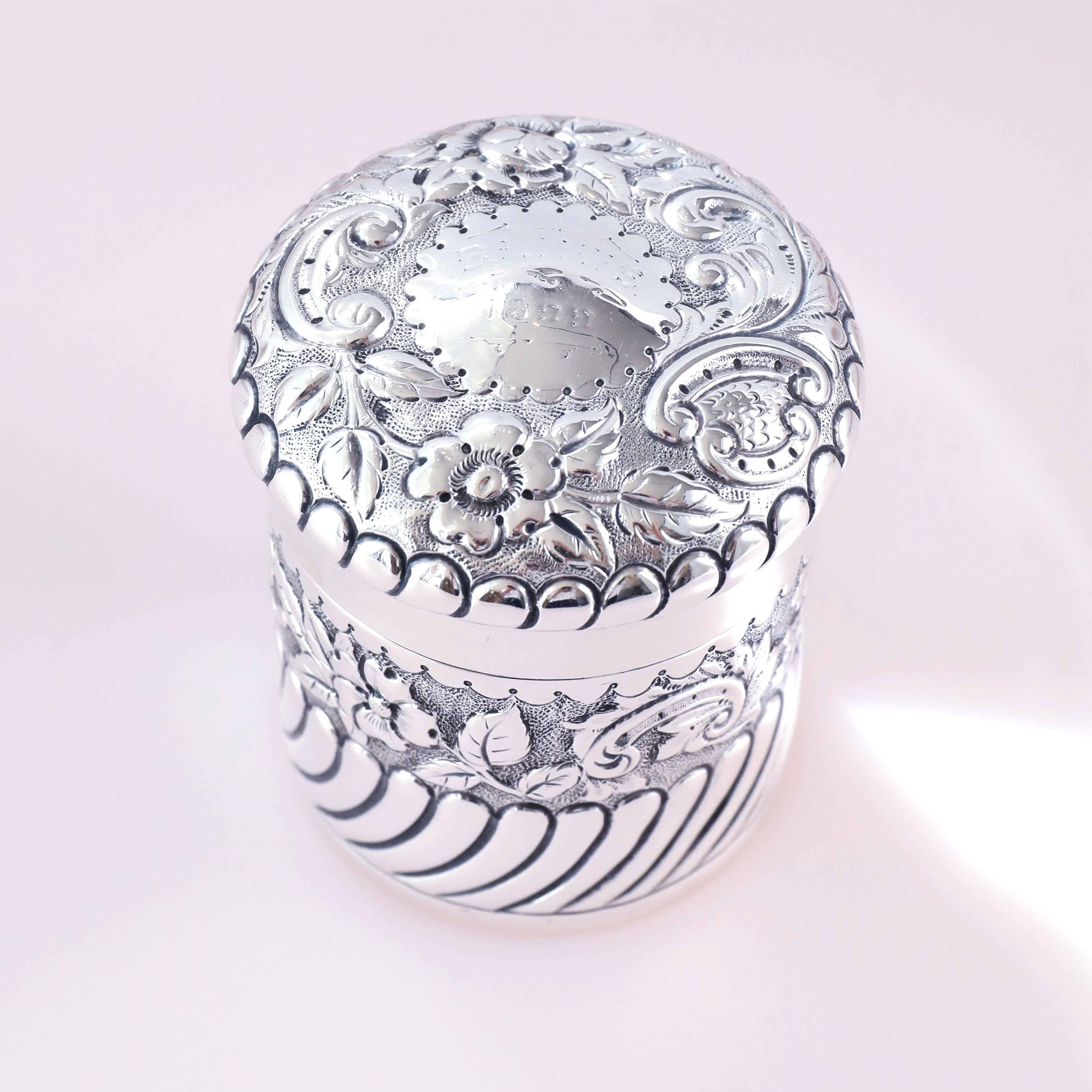 1898年英国纯银 卷草纹花卉茶叶罐