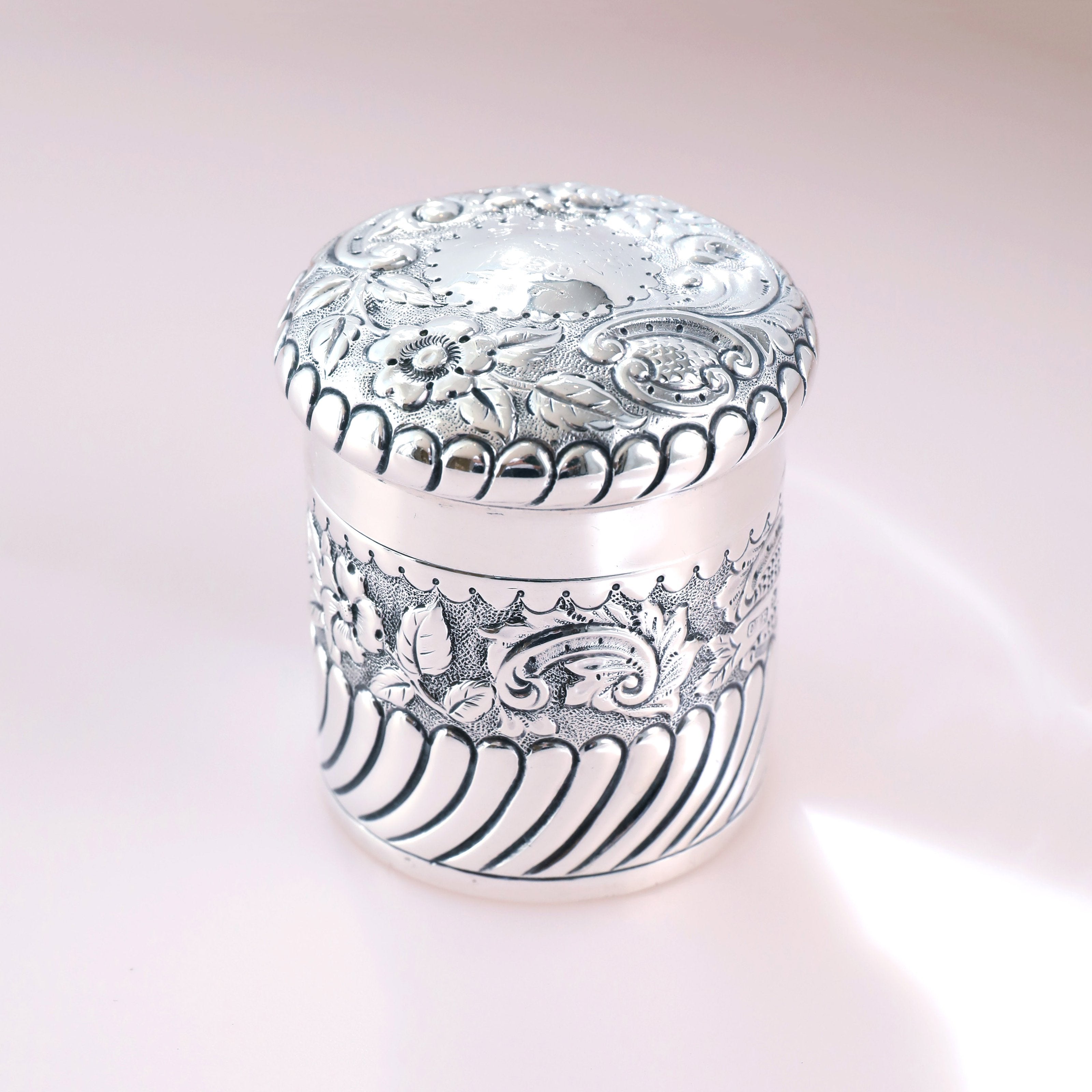 1898年英国纯银 卷草纹花卉茶叶罐