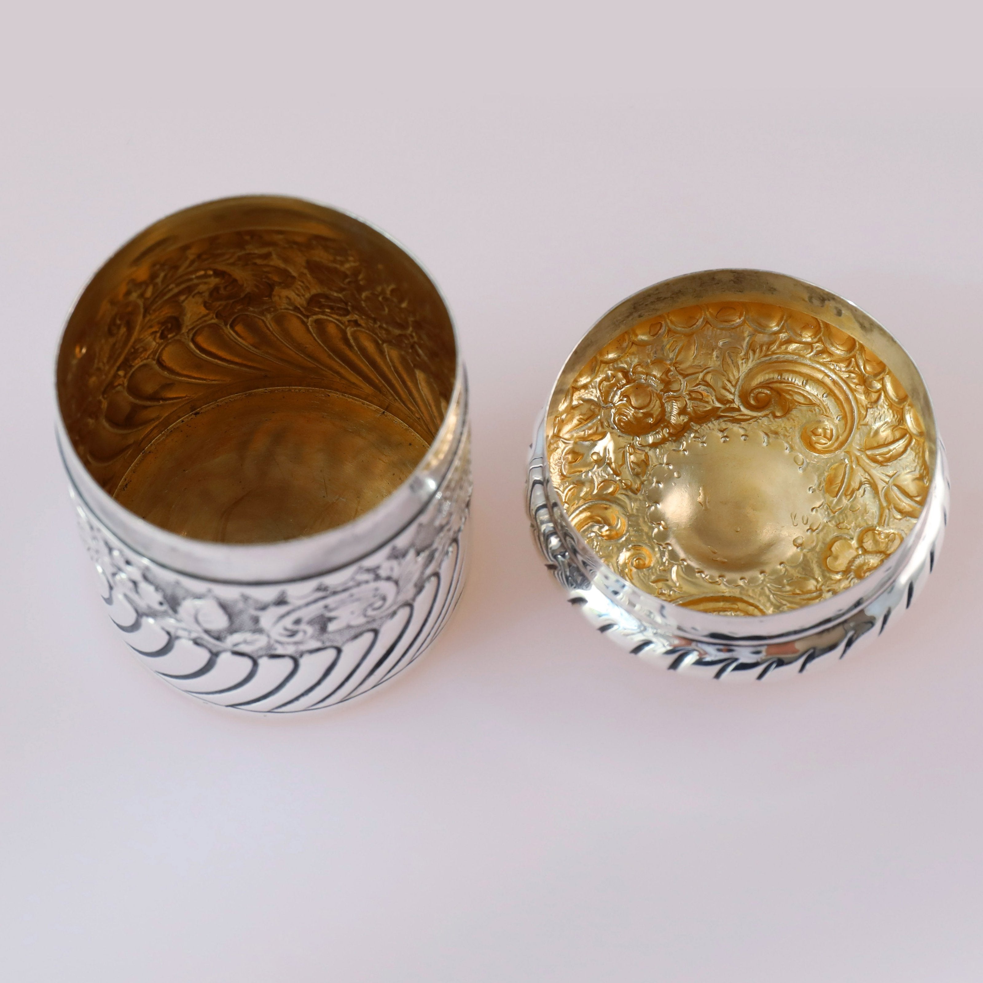 1898年英国纯银 卷草纹花卉茶叶罐