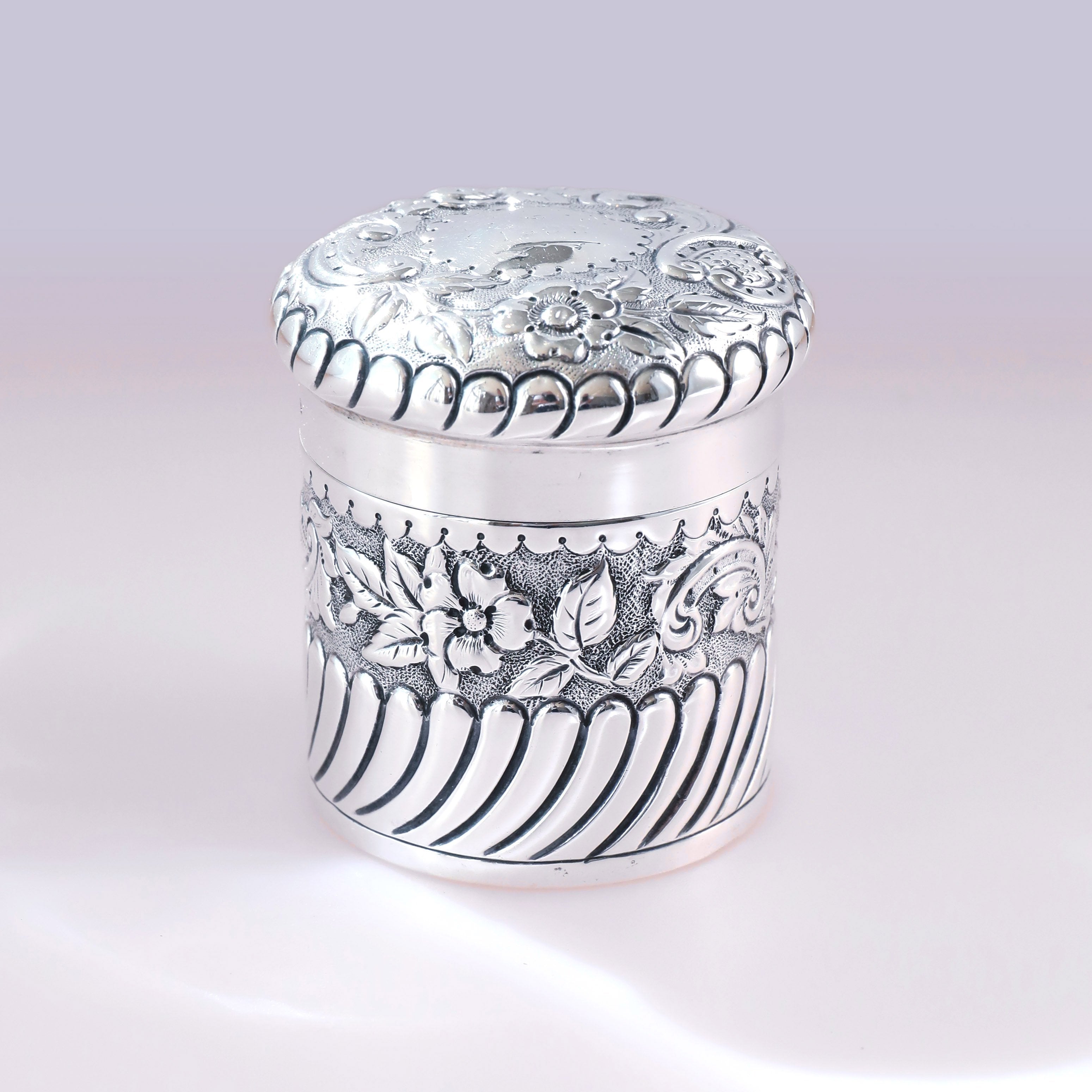 1898年英国纯银 卷草纹花卉茶叶罐