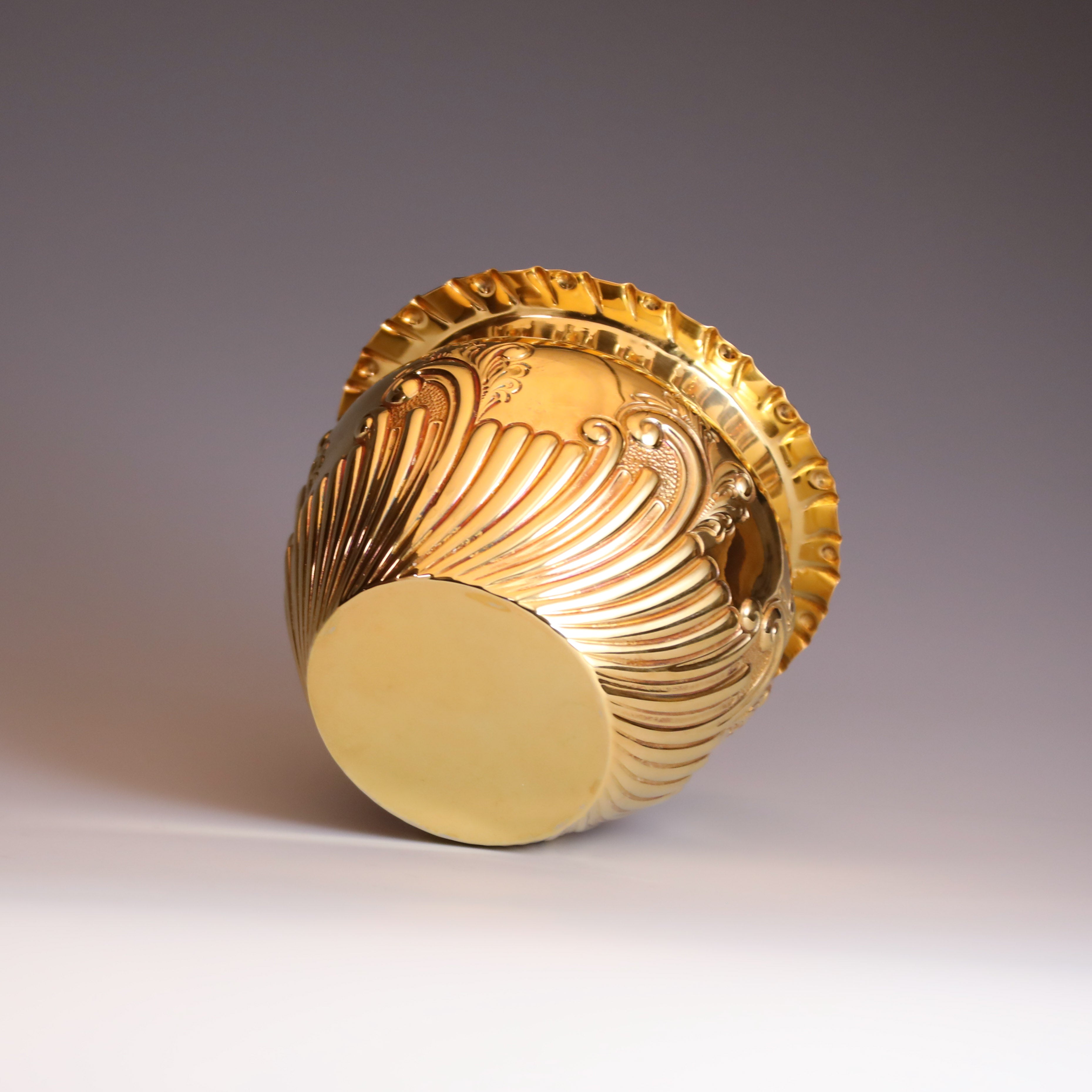 英国谢菲尔德1904-1905年之间纯银鎏金卷草纹水承