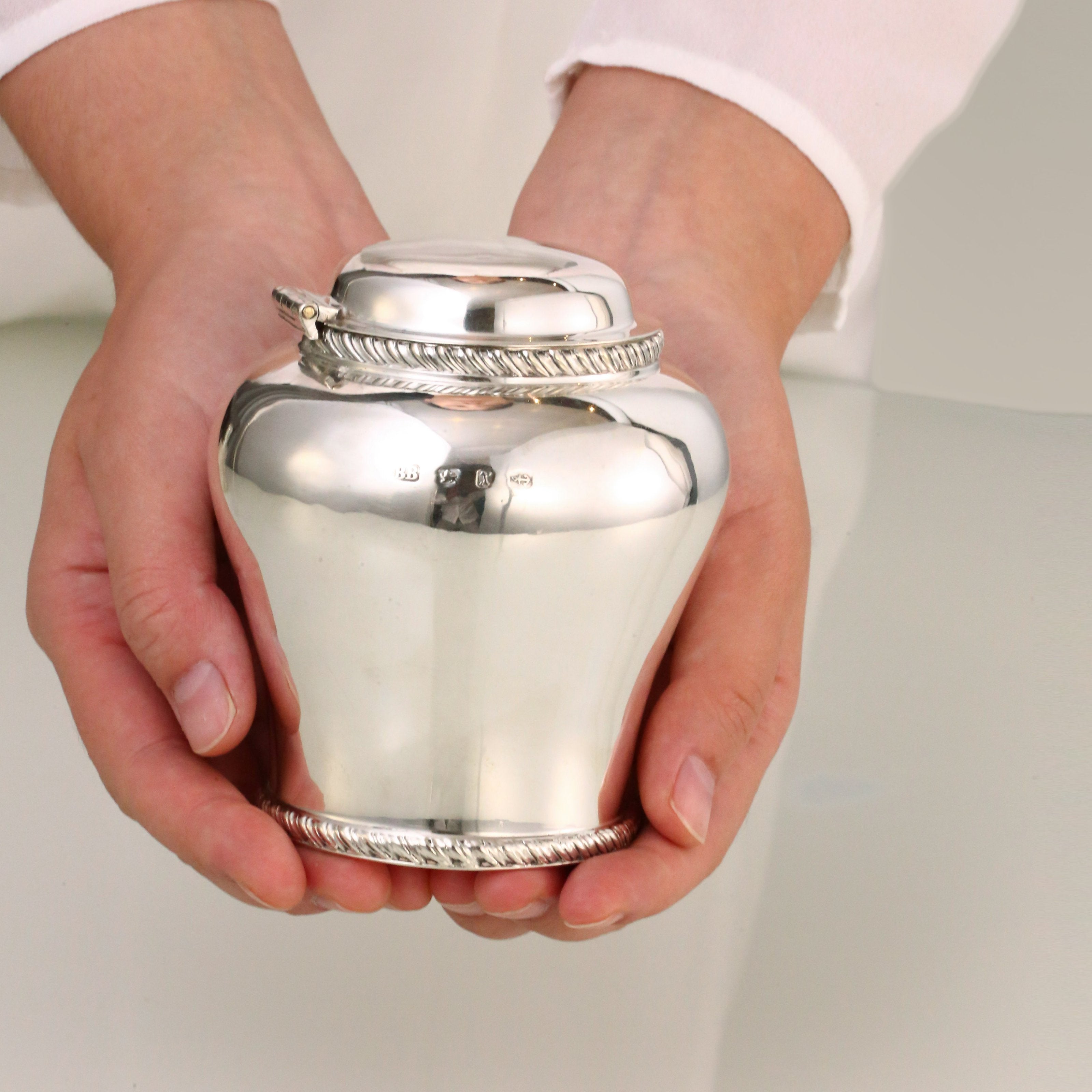 1897年英國純銀素麵 內鎏金茶葉罐