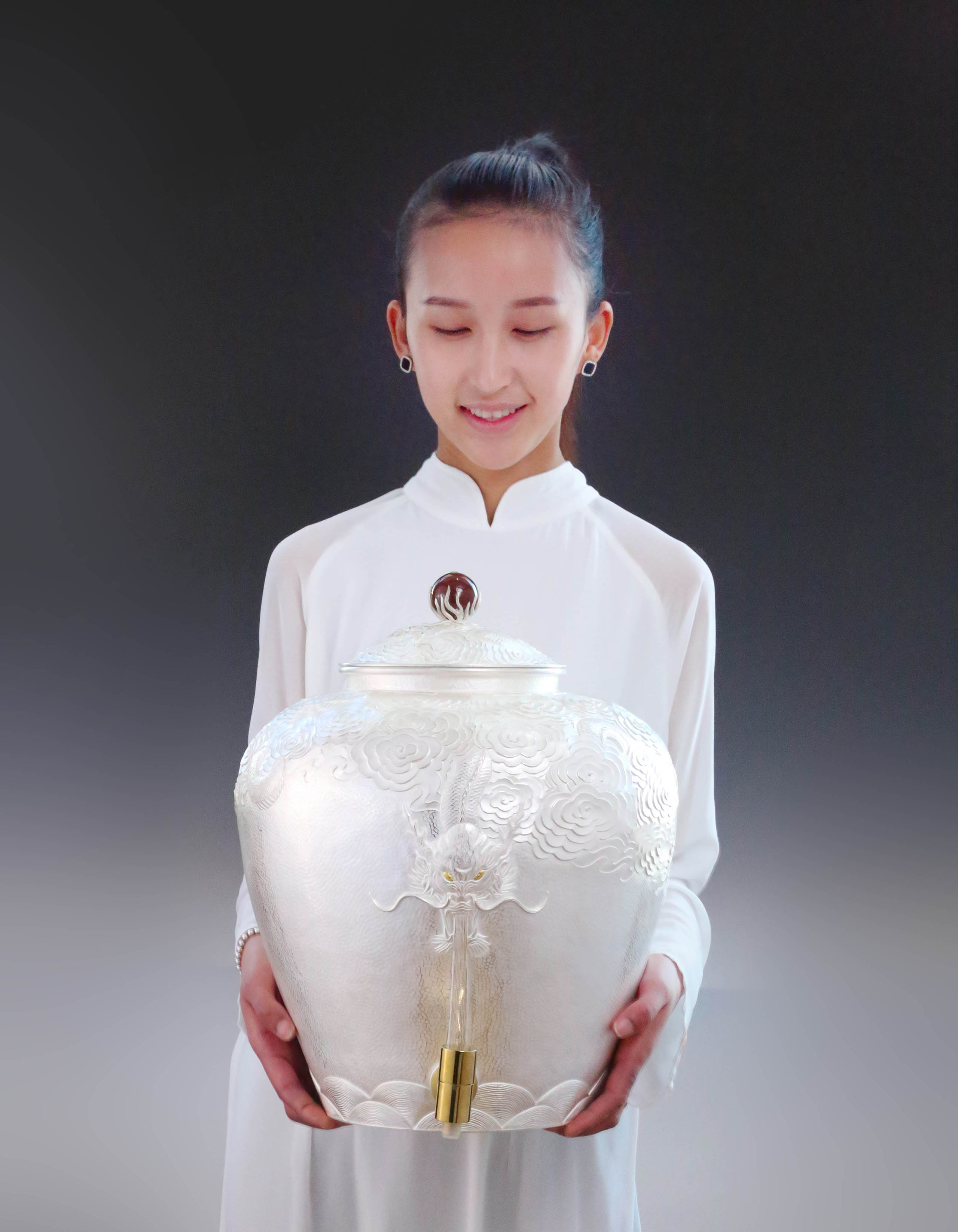 云龙纯银大水缸