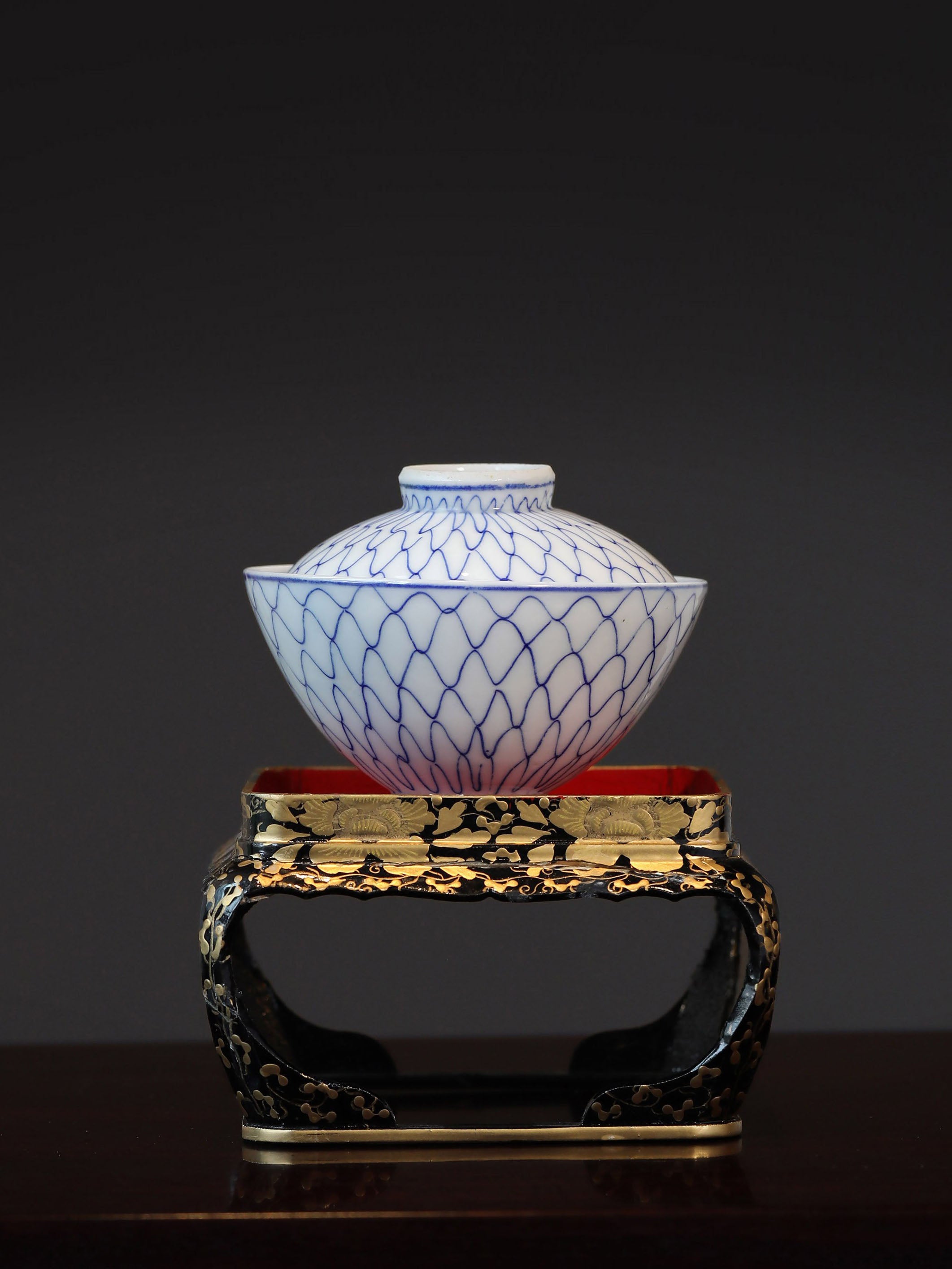 漁網紋青花蓋碗/蒔繪漆托