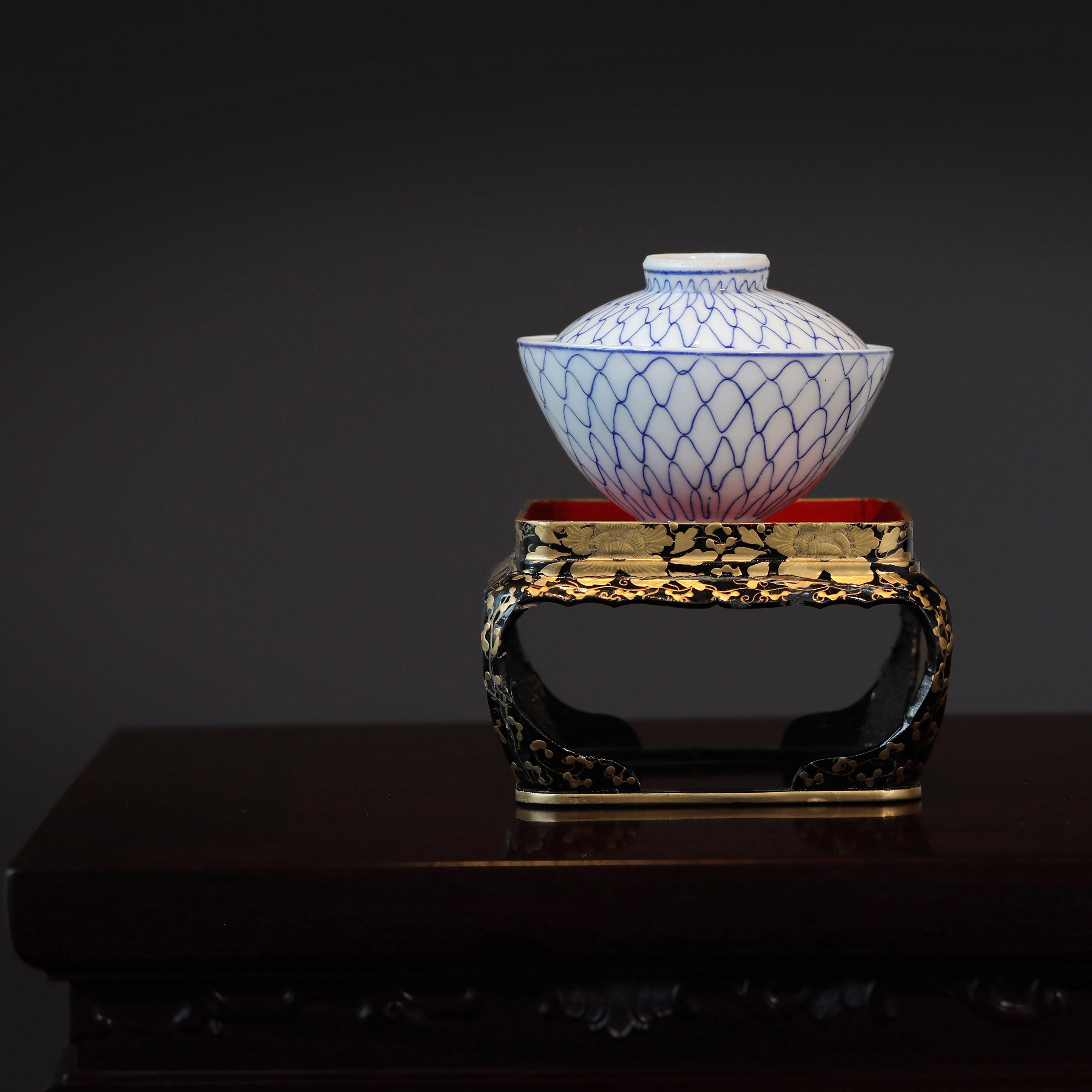 渔网纹青花盖碗/莳绘漆托