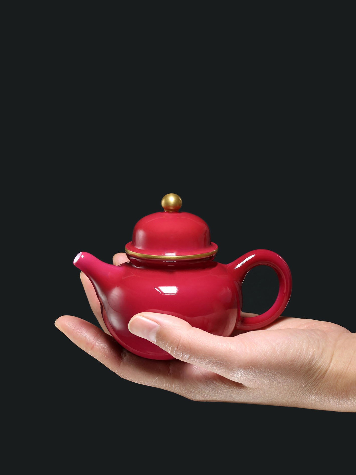 脂染胭红清泉壶