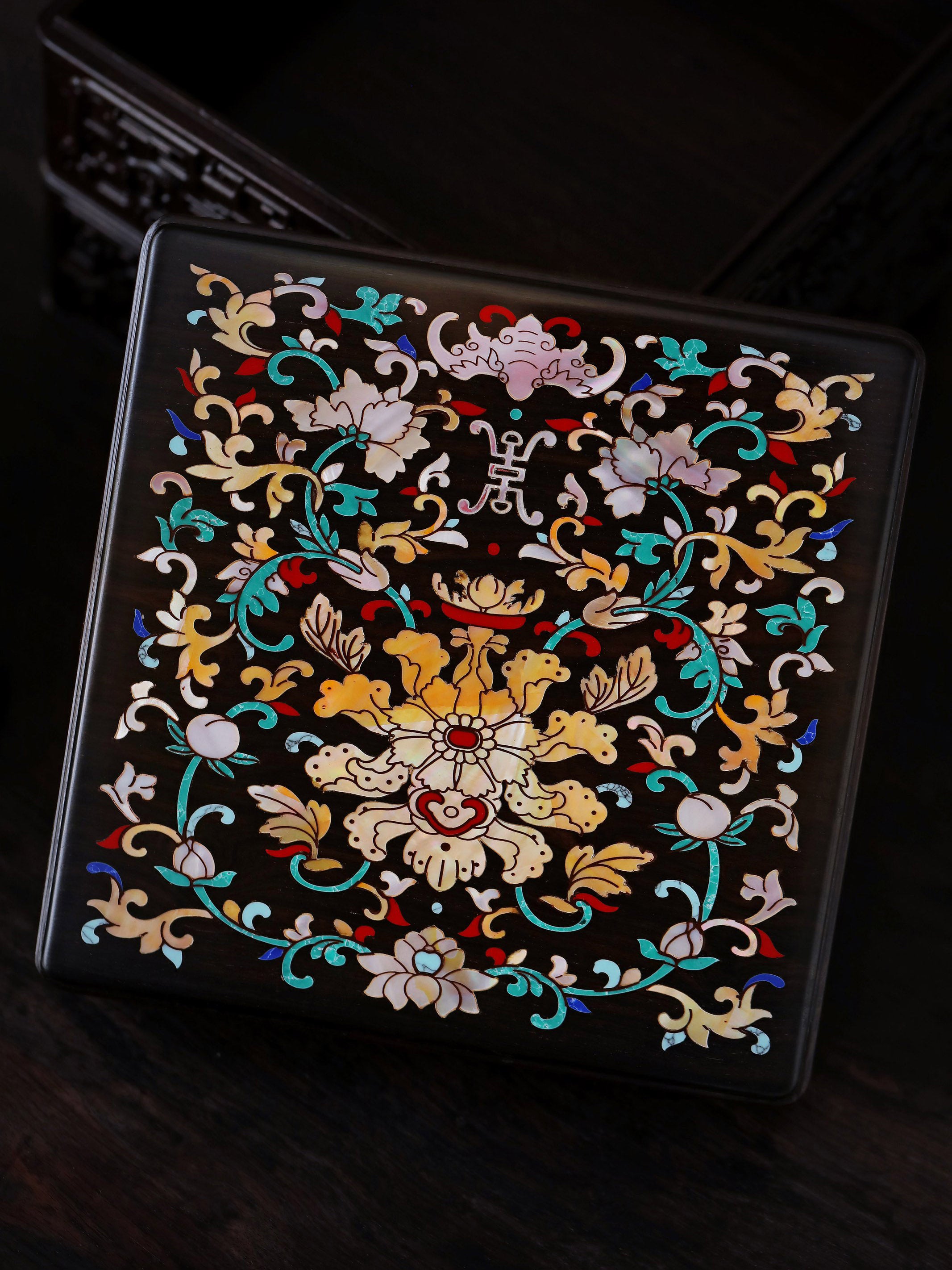 紫光檀嵌螺钿福寿连绵四方提盒